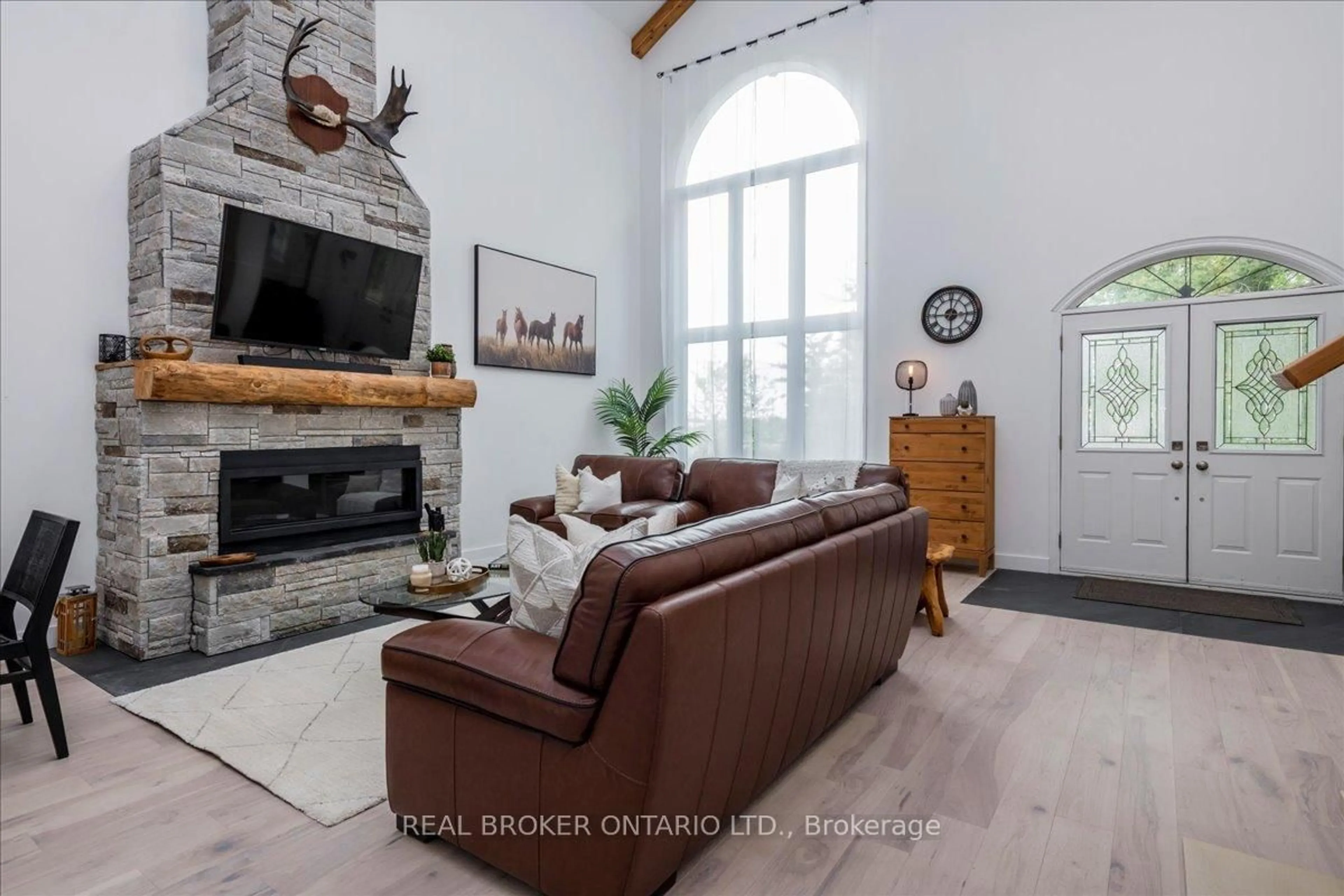 Living room with furniture, unknown for 3665 Baldwick Lane, Springwater Ontario L0M 1T2