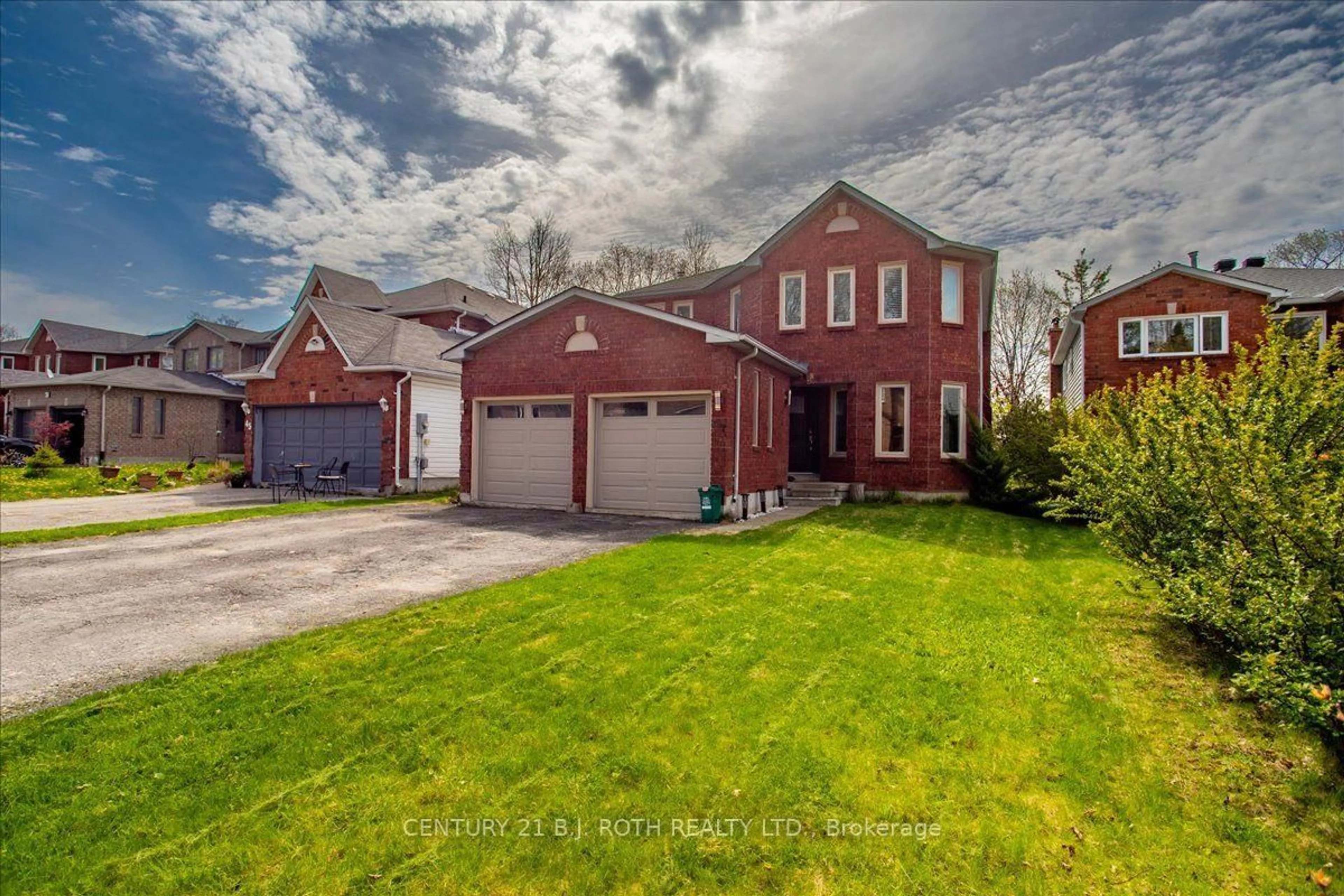 A pic from outside/outdoor area/front of a property/back of a property/a pic from drone, street for 47 Moore Pl, Barrie Ontario L4N 6N8