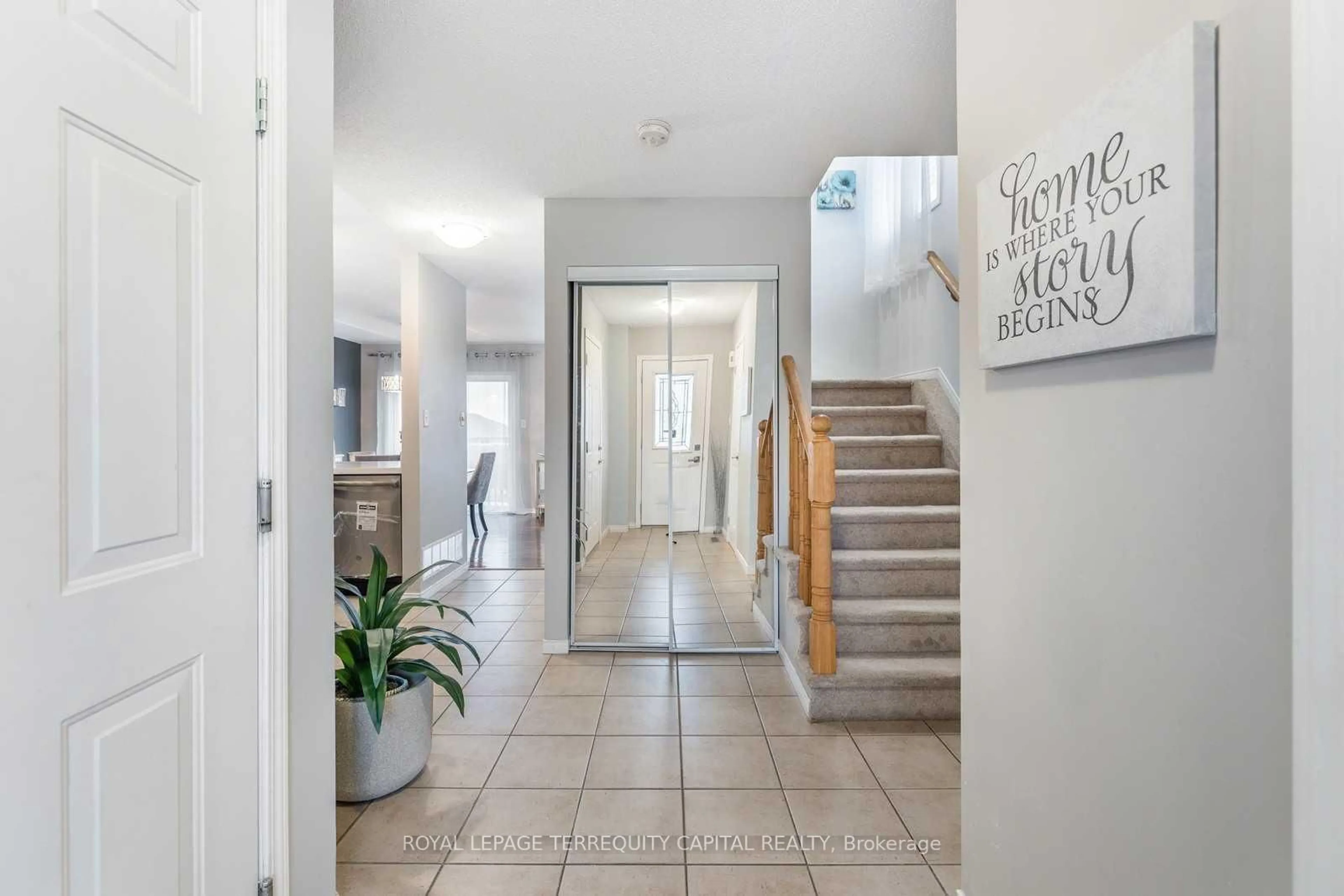 Indoor entryway for 90 Courtney Cres, Barrie Ontario L4N 5S9