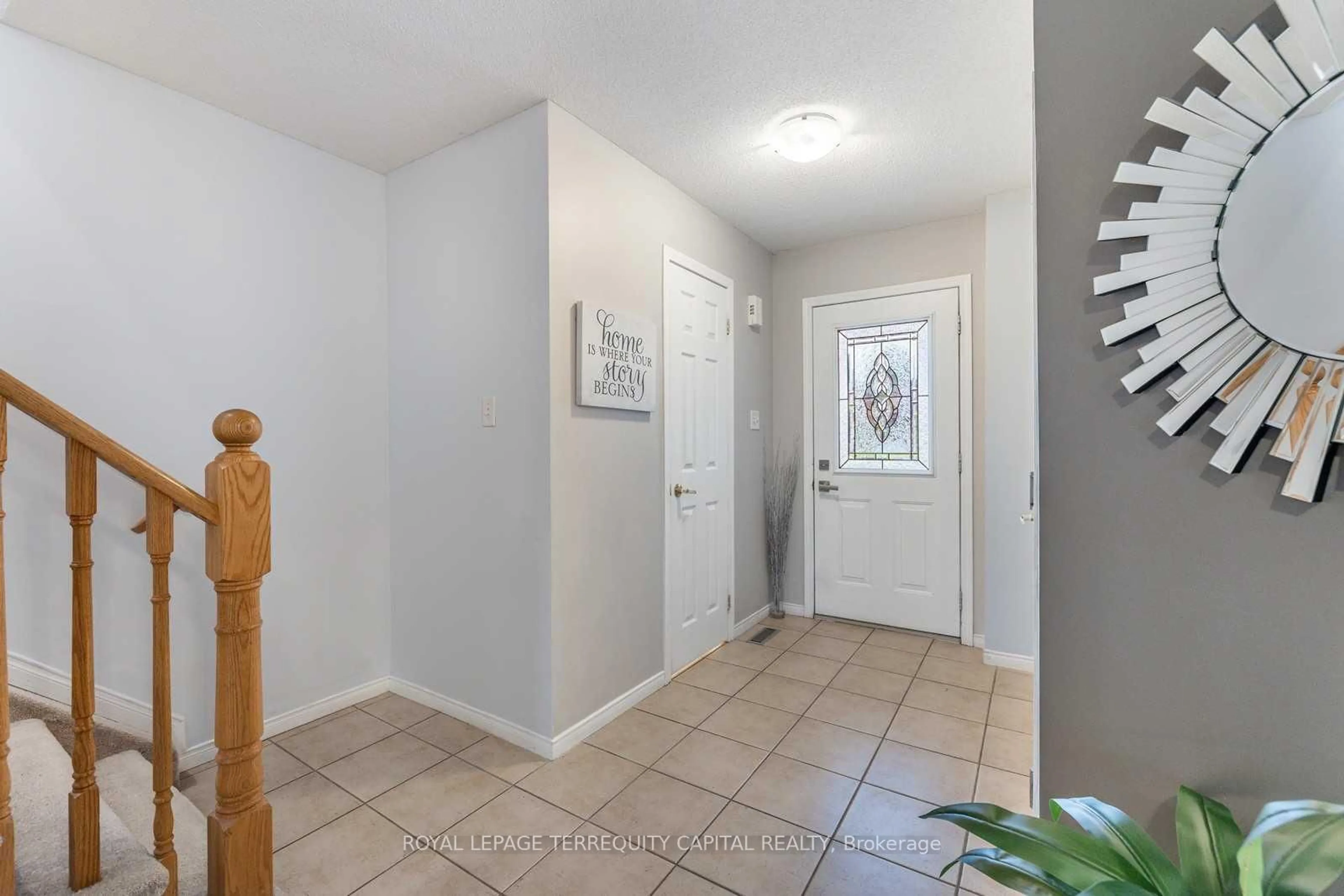Indoor entryway for 90 Courtney Cres, Barrie Ontario L4N 5S9