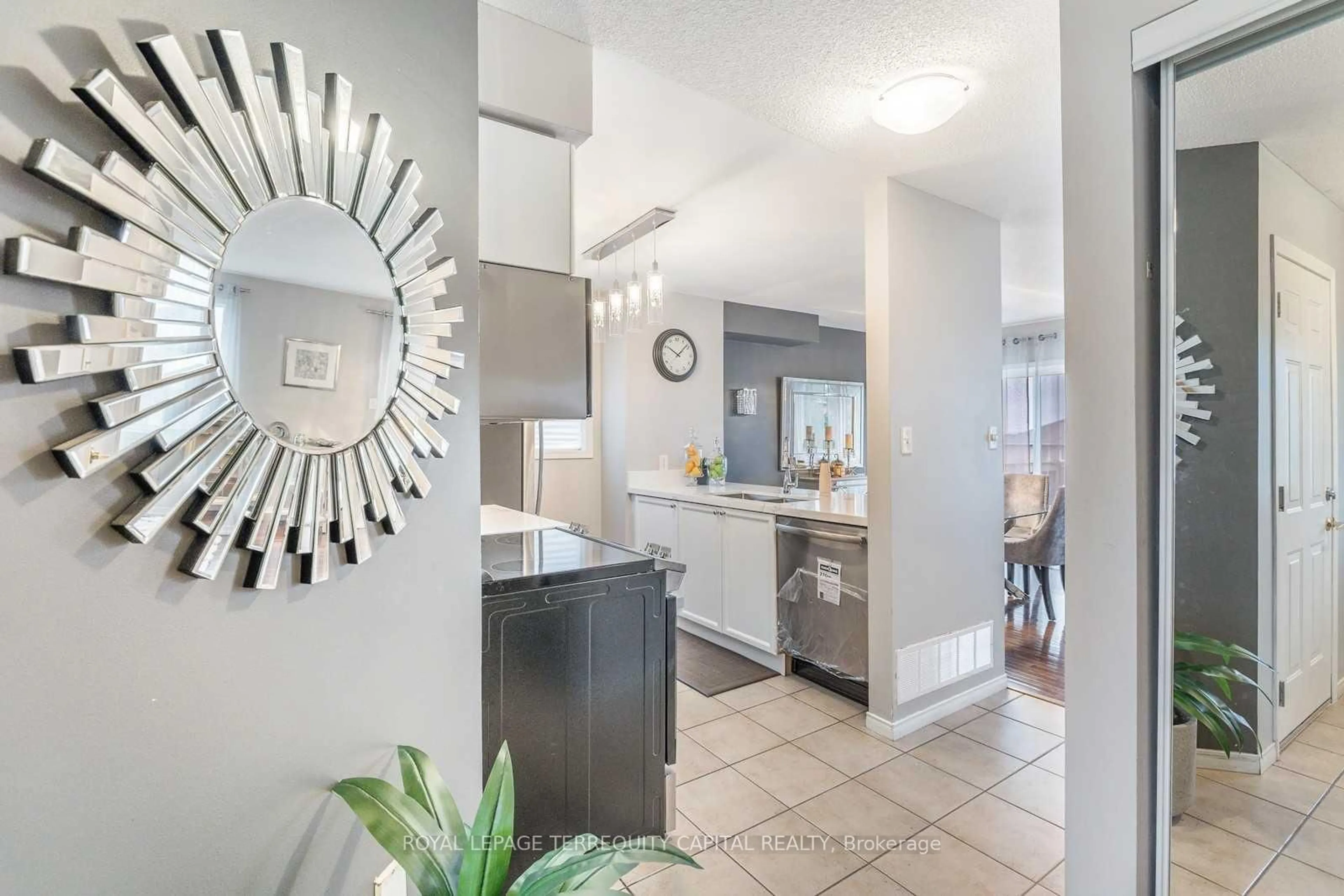 Open concept kitchen, ceramic/tile floor for 90 Courtney Cres, Barrie Ontario L4N 5S9