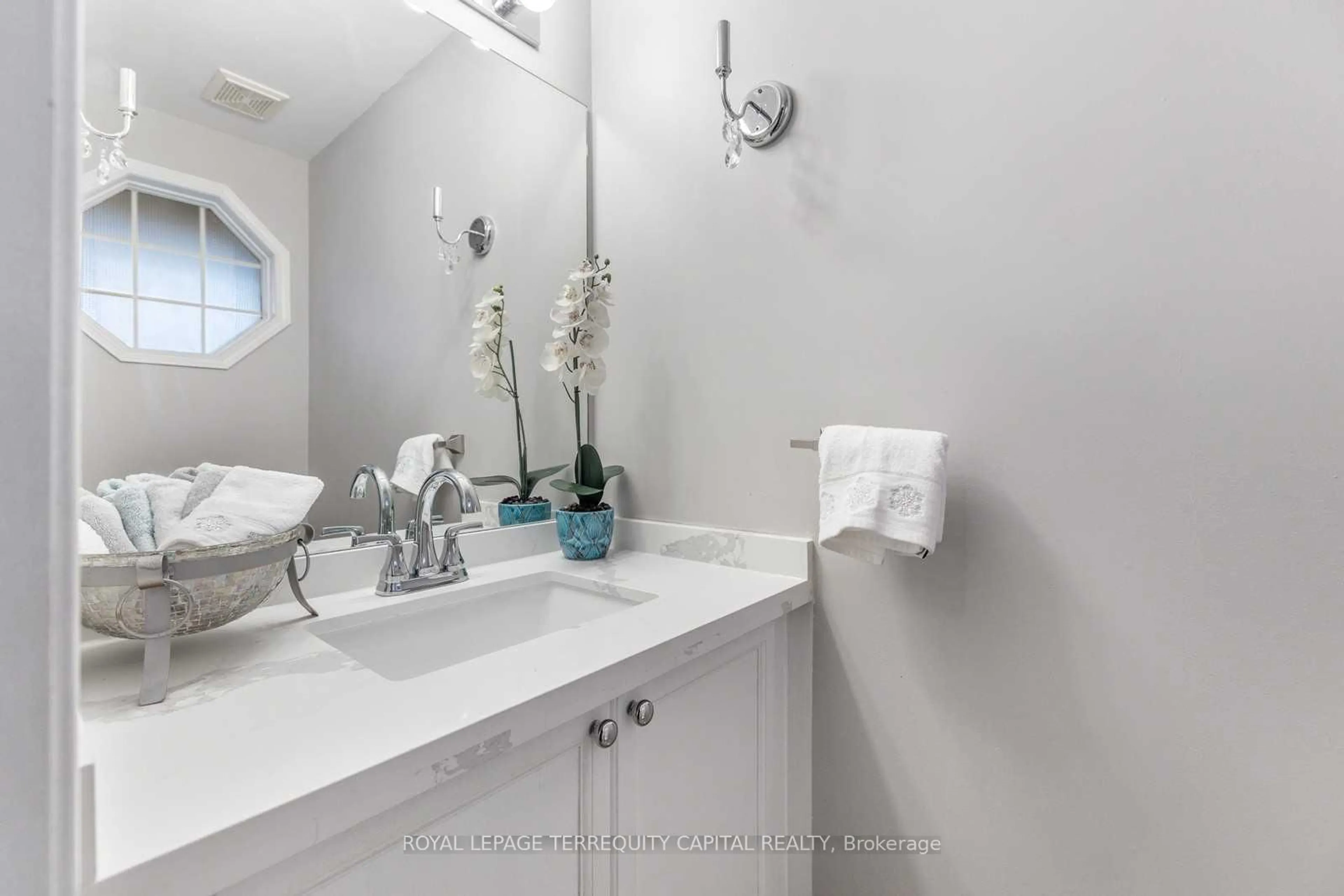 Standard bathroom, ceramic/tile floor for 90 Courtney Cres, Barrie Ontario L4N 5S9