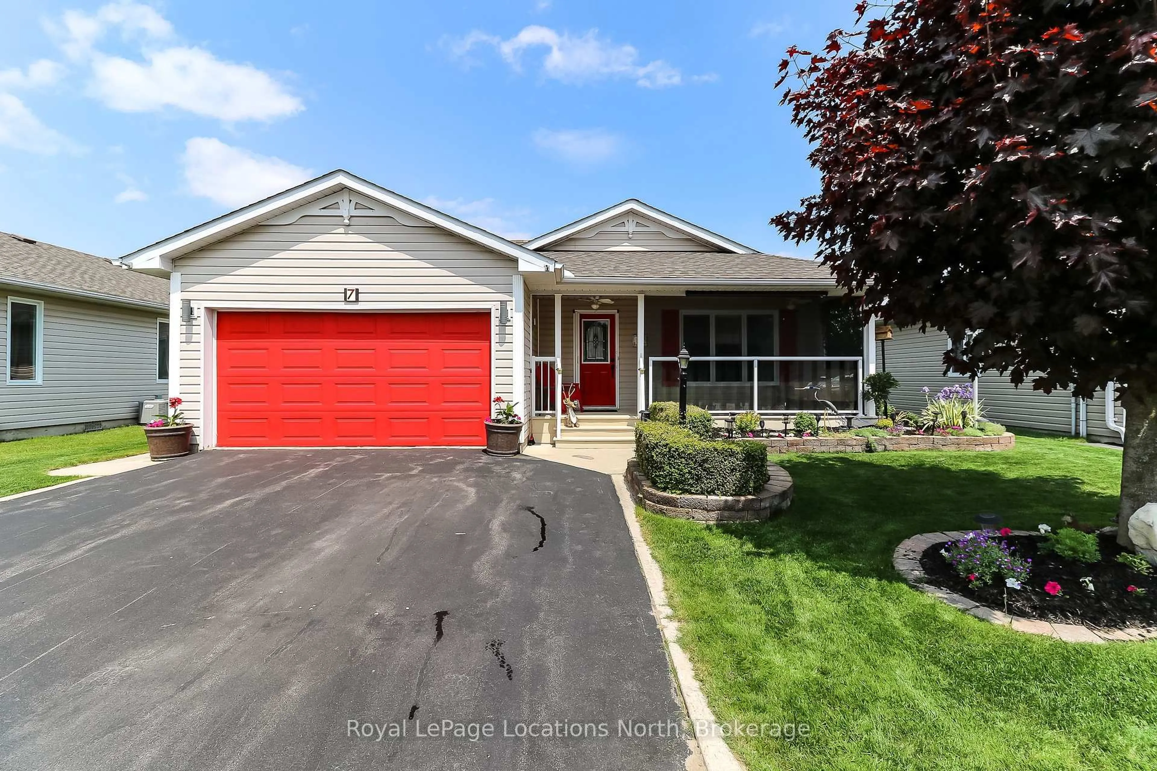 Home with vinyl exterior material, street for 7 Kentucky Ave, Wasaga Beach Ontario L9Z 3A8