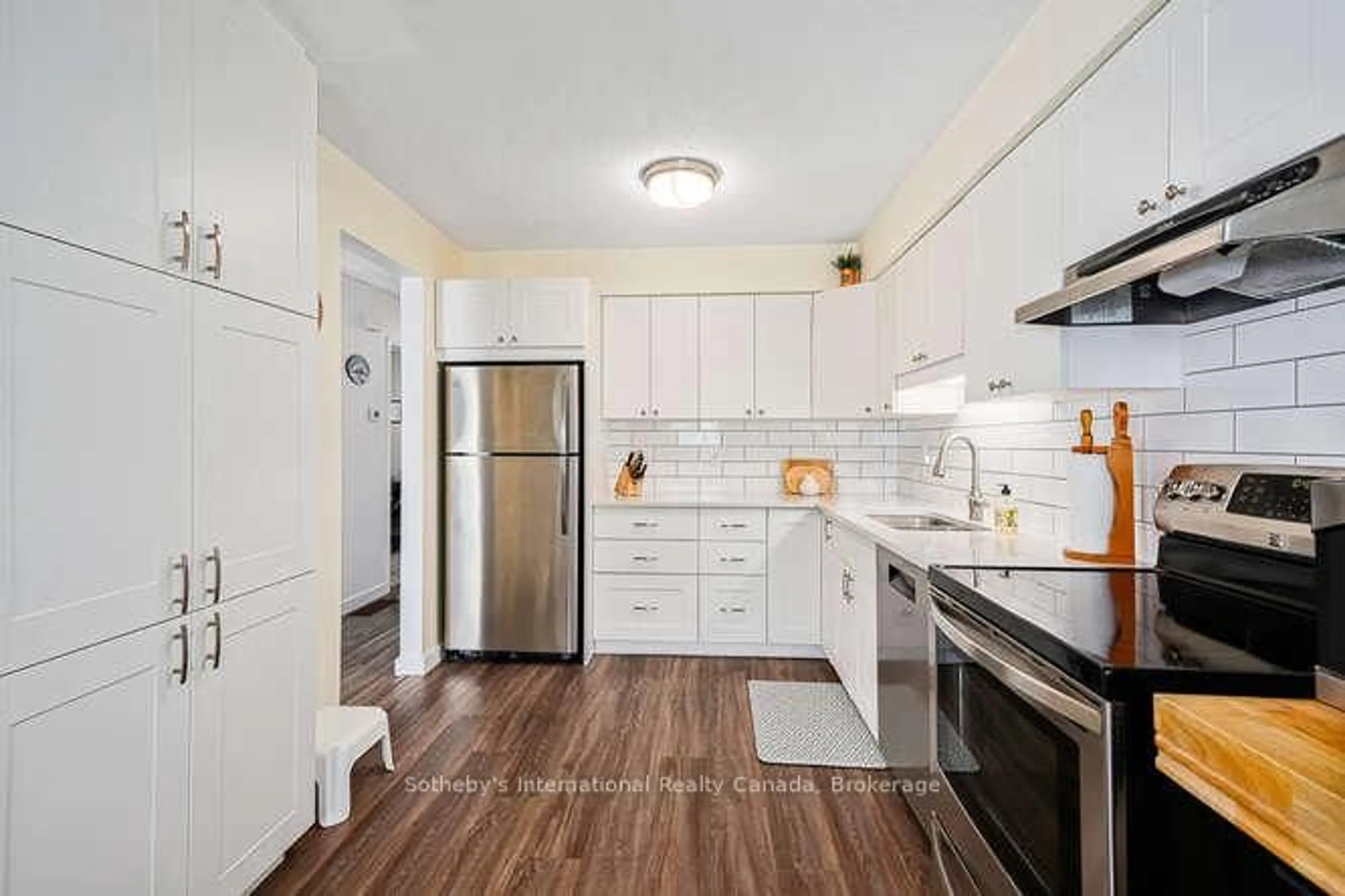 Standard kitchen, unknown for 29 COURTICE Cres, Collingwood Ontario L9Y 4N7
