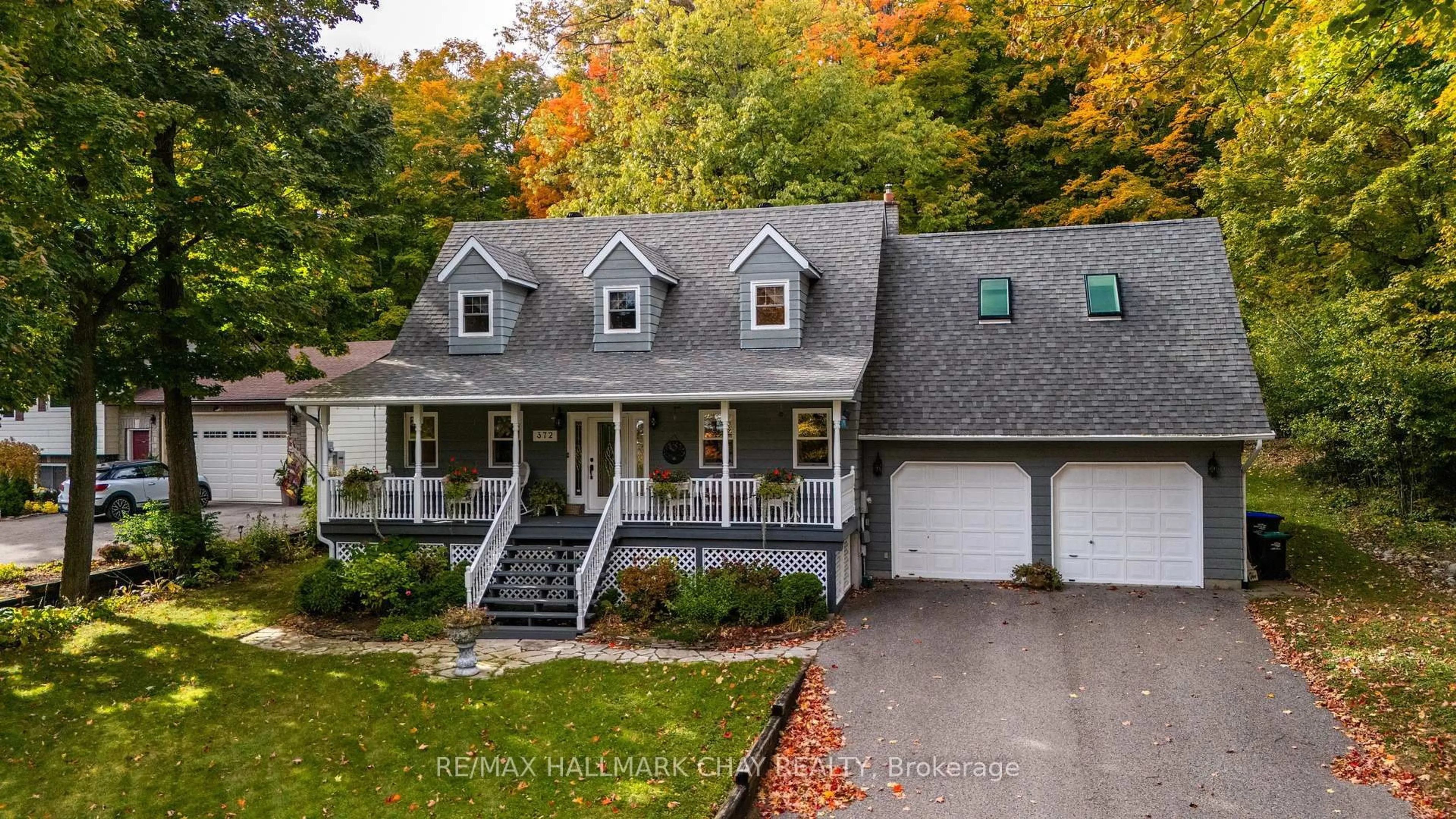 A pic from outside/outdoor area/front of a property/back of a property/a pic from drone, street for 372 Lakewood Dr, Midland Ontario L4R 5H5