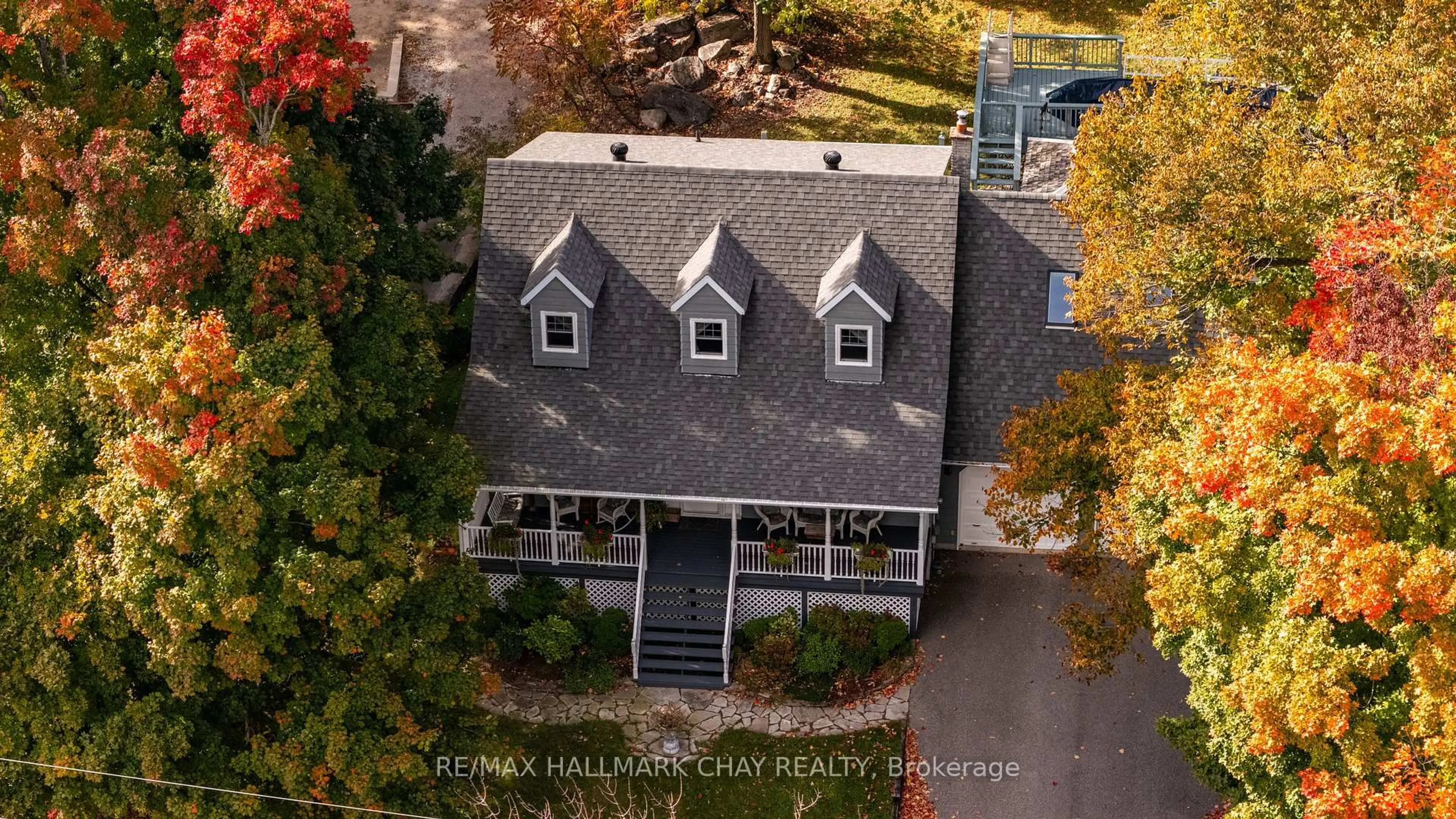 A pic from outside/outdoor area/front of a property/back of a property/a pic from drone, unknown for 372 Lakewood Dr, Midland Ontario L4R 5H5