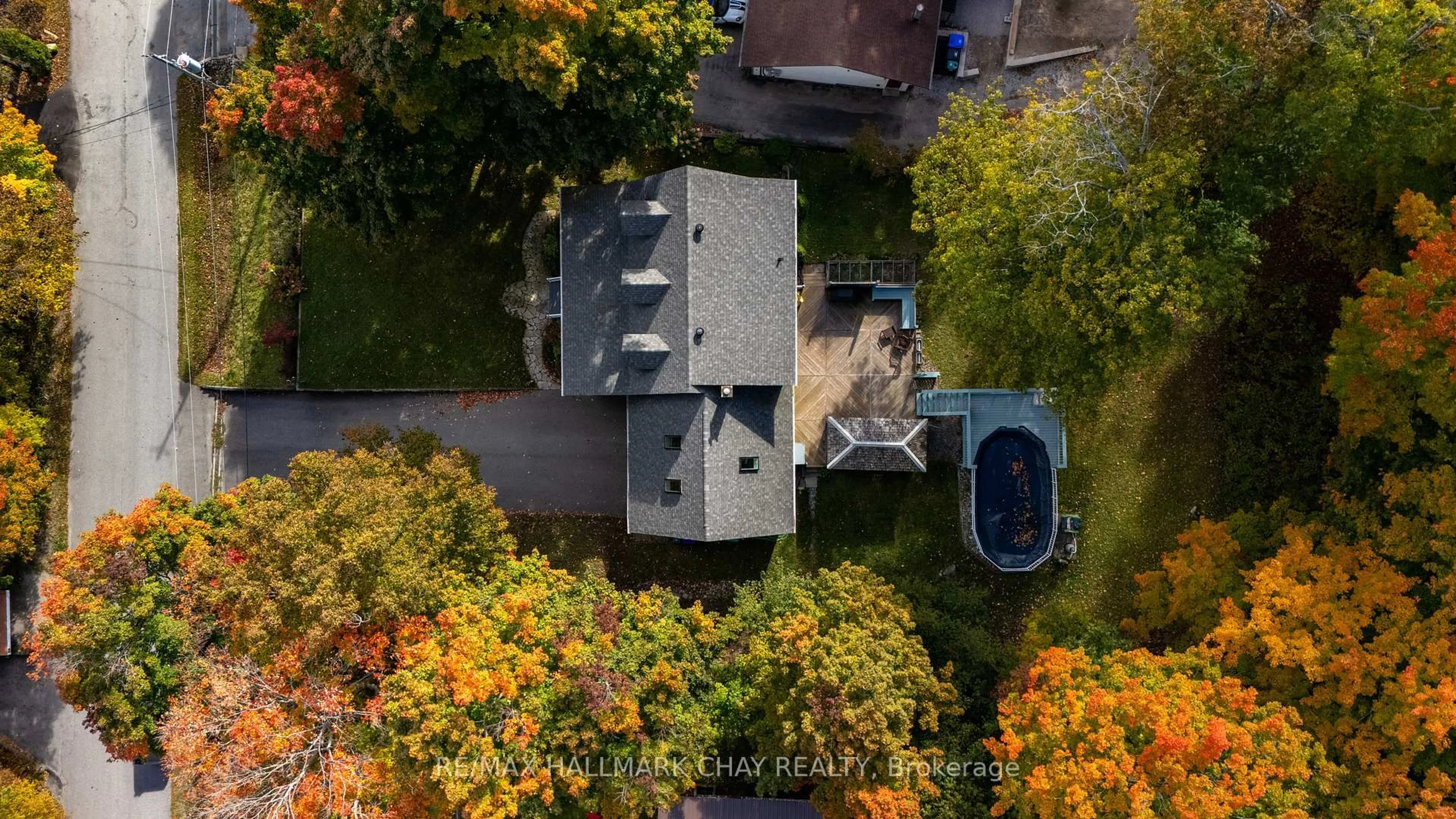 A pic from outside/outdoor area/front of a property/back of a property/a pic from drone, unknown for 372 Lakewood Dr, Midland Ontario L4R 5H5