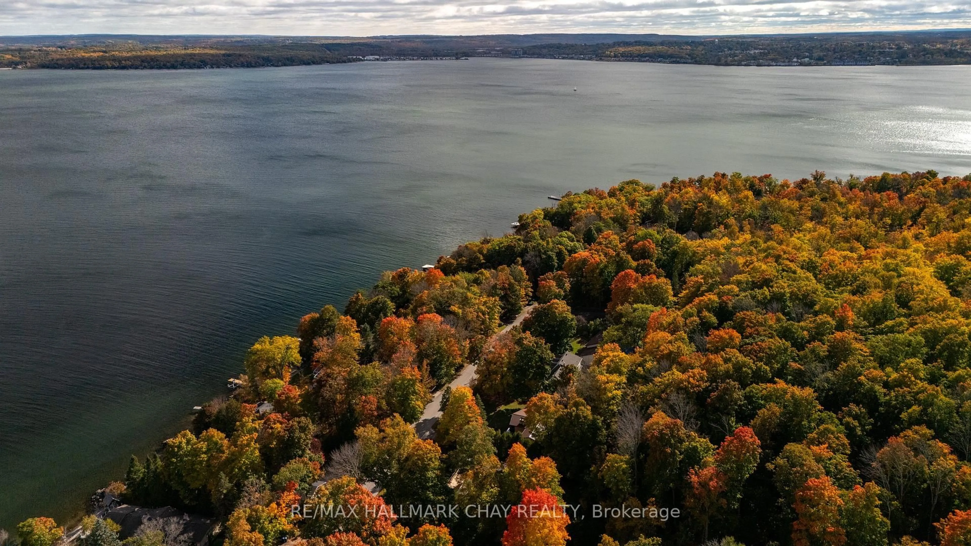 A pic from outside/outdoor area/front of a property/back of a property/a pic from drone, water/lake/river/ocean view for 372 Lakewood Dr, Midland Ontario L4R 5H5