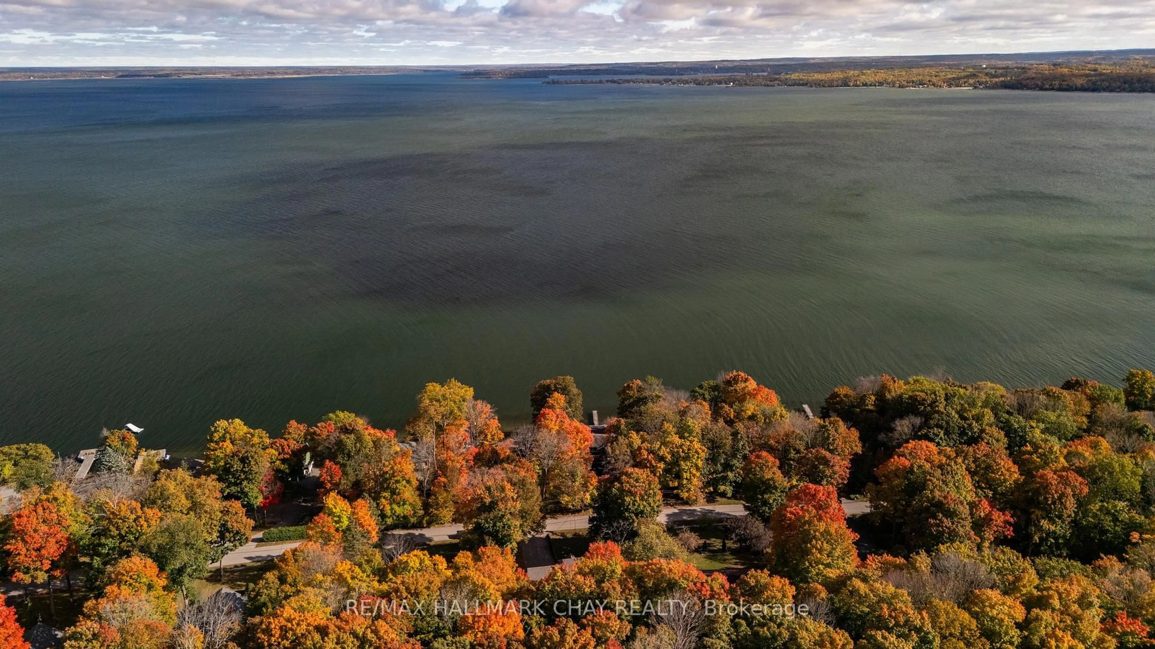 A pic from outside/outdoor area/front of a property/back of a property/a pic from drone, water/lake/river/ocean view for 372 Lakewood Dr, Midland Ontario L4R 5H5