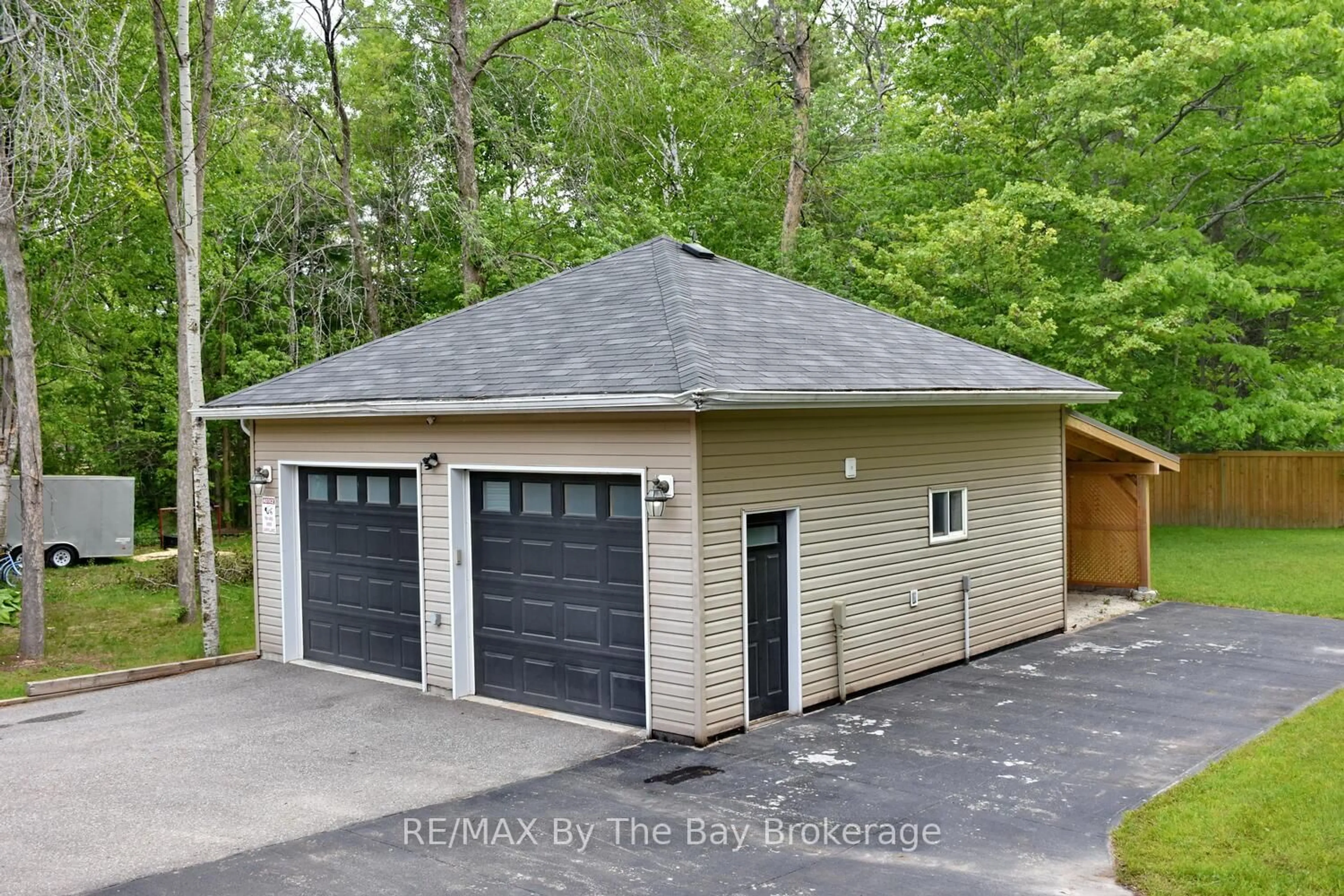 Indoor garage for 75 40th St, Wasaga Beach Ontario L9Z 1Z9