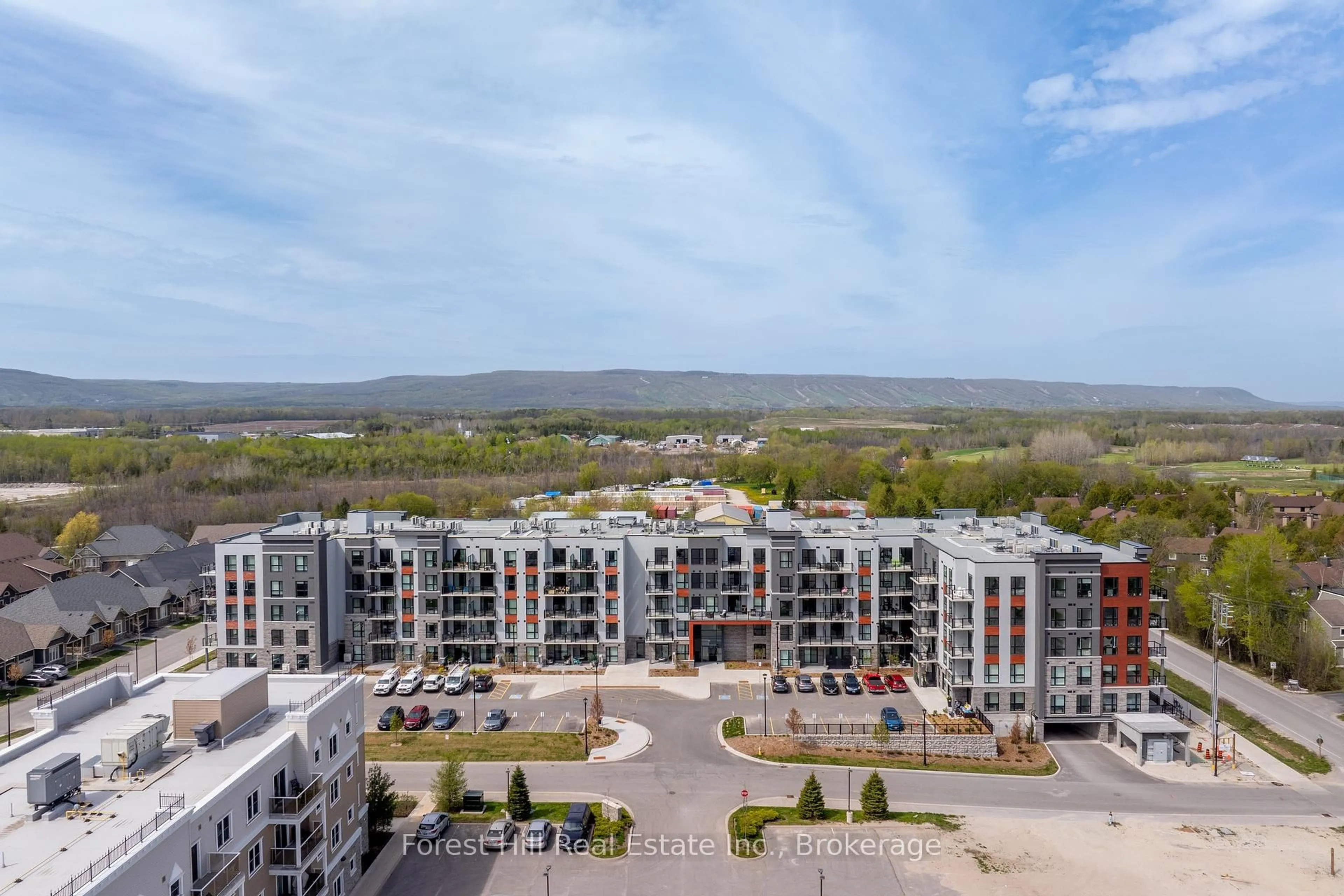 A pic from outside/outdoor area/front of a property/back of a property/a pic from drone, city buildings view from balcony for 4 Kimberly Lane #518, Collingwood Ontario L9Y 5T6