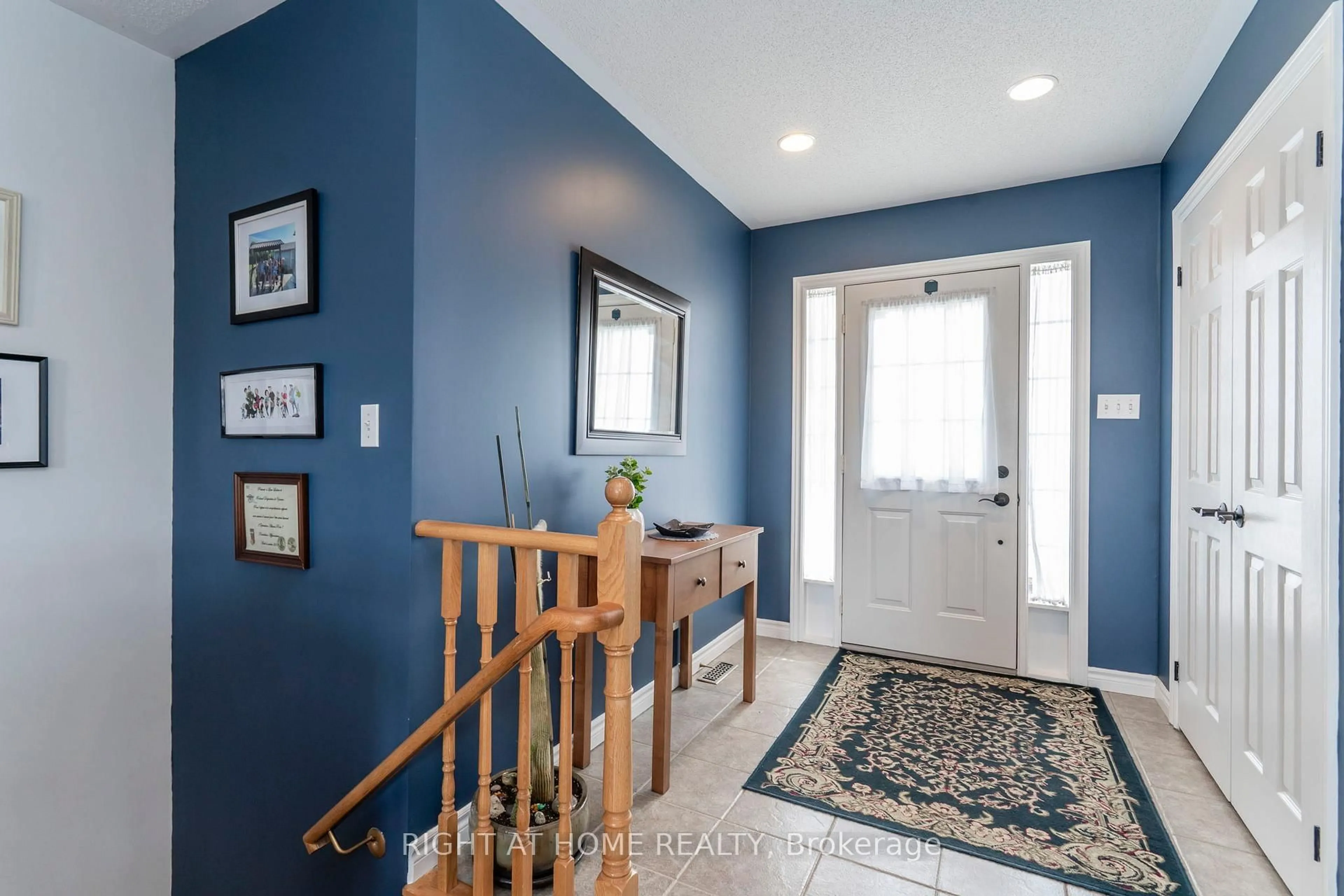 Indoor entryway for 16 O'neill Circ, Springwater Ontario L2L 2K0
