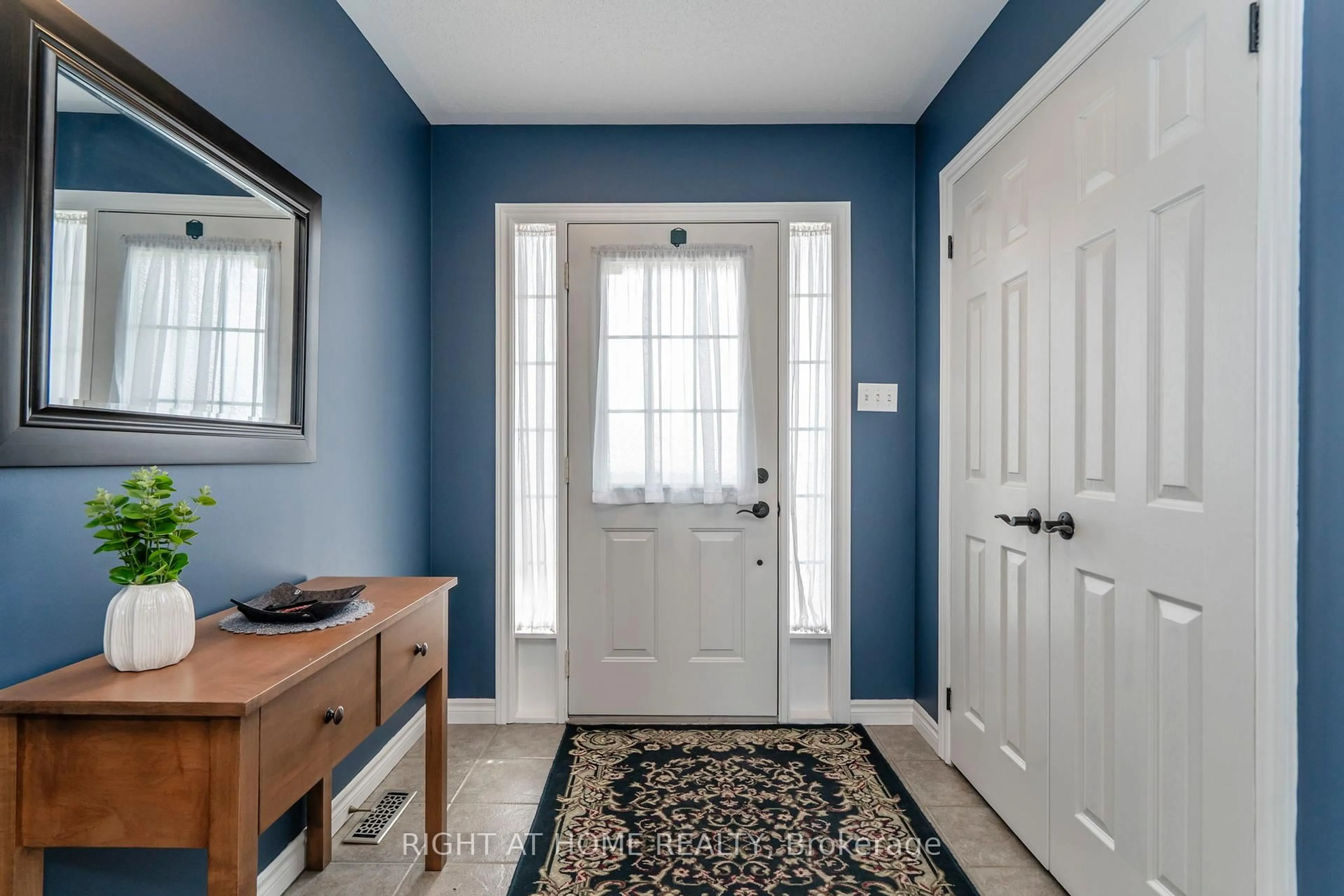 Indoor entryway for 16 O'neill Circ, Springwater Ontario L2L 2K0