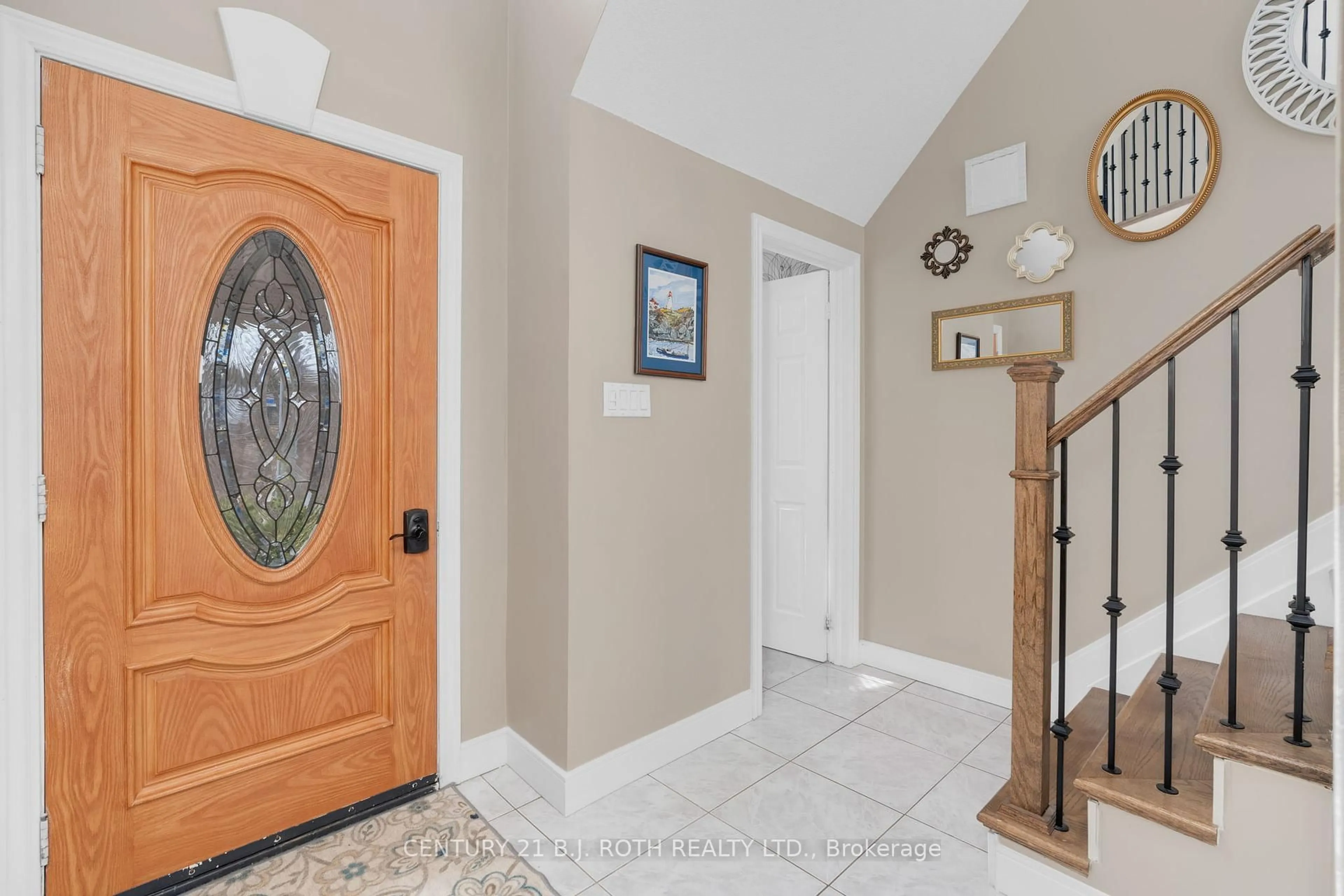 Indoor entryway for 157B Cumberland St, Barrie Ontario L4N 2P9