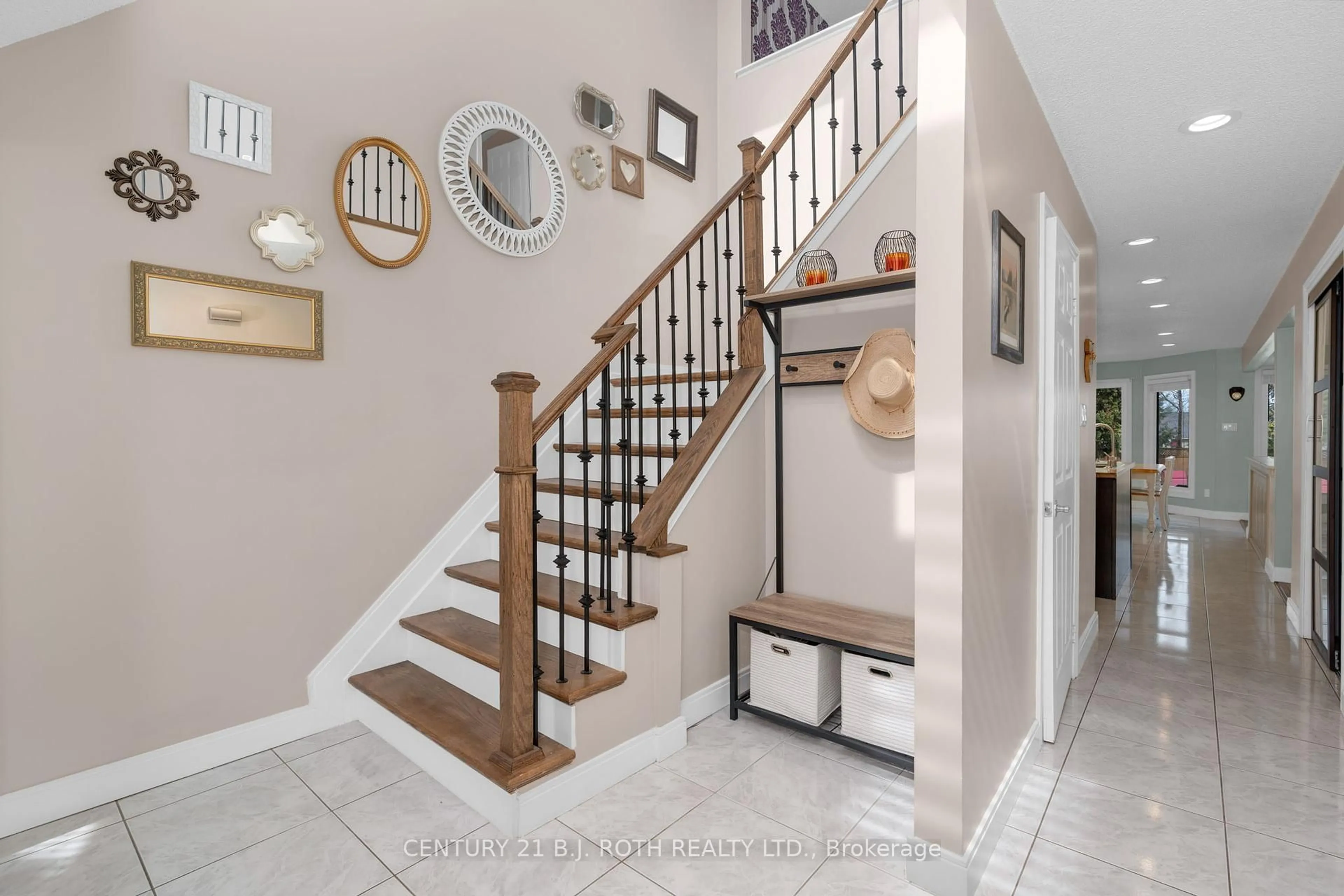 Indoor entryway for 157B Cumberland St, Barrie Ontario L4N 2P9