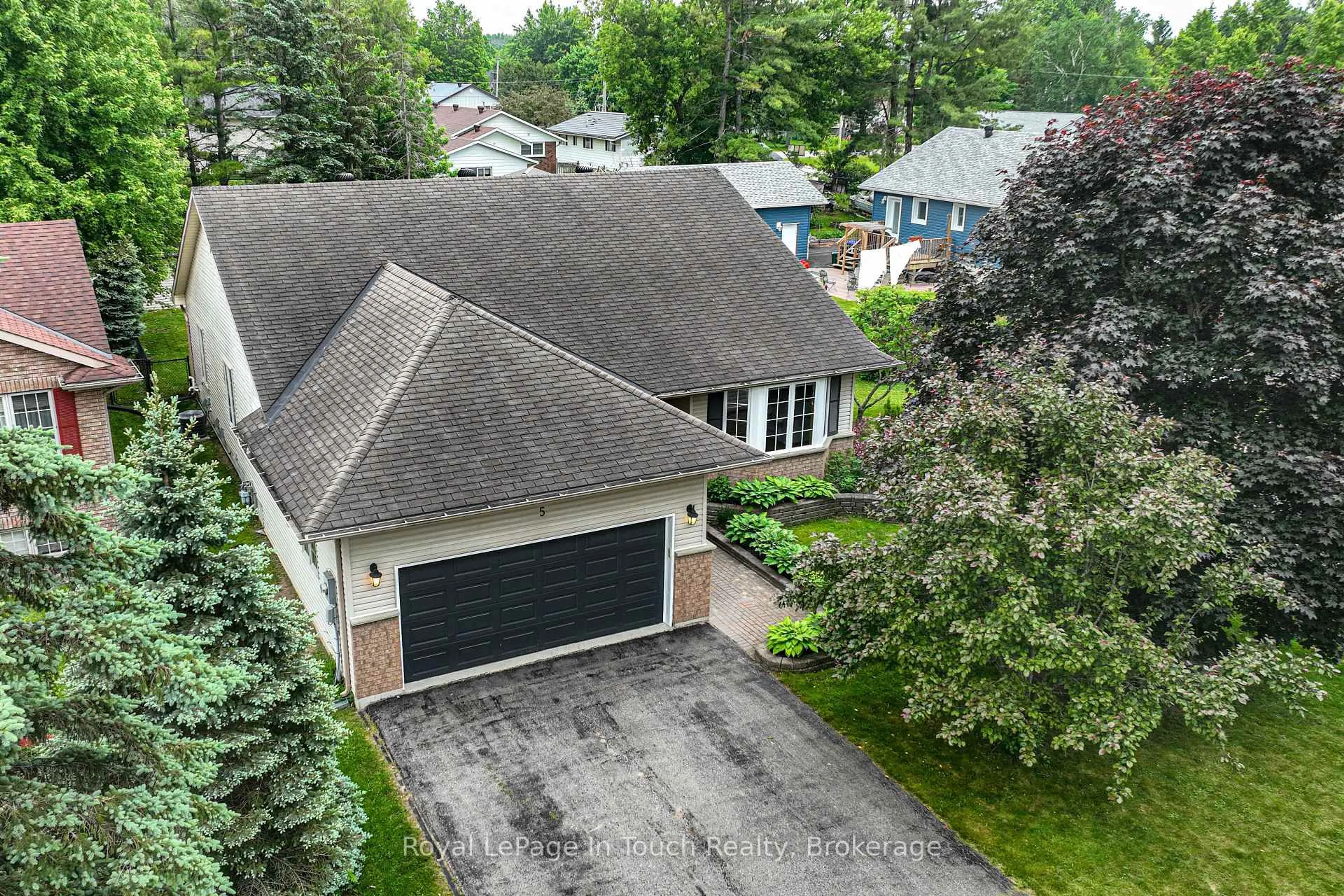 A pic from outside/outdoor area/front of a property/back of a property/a pic from drone, street for 5 Earls Crt, Severn Ontario L0K 1E0