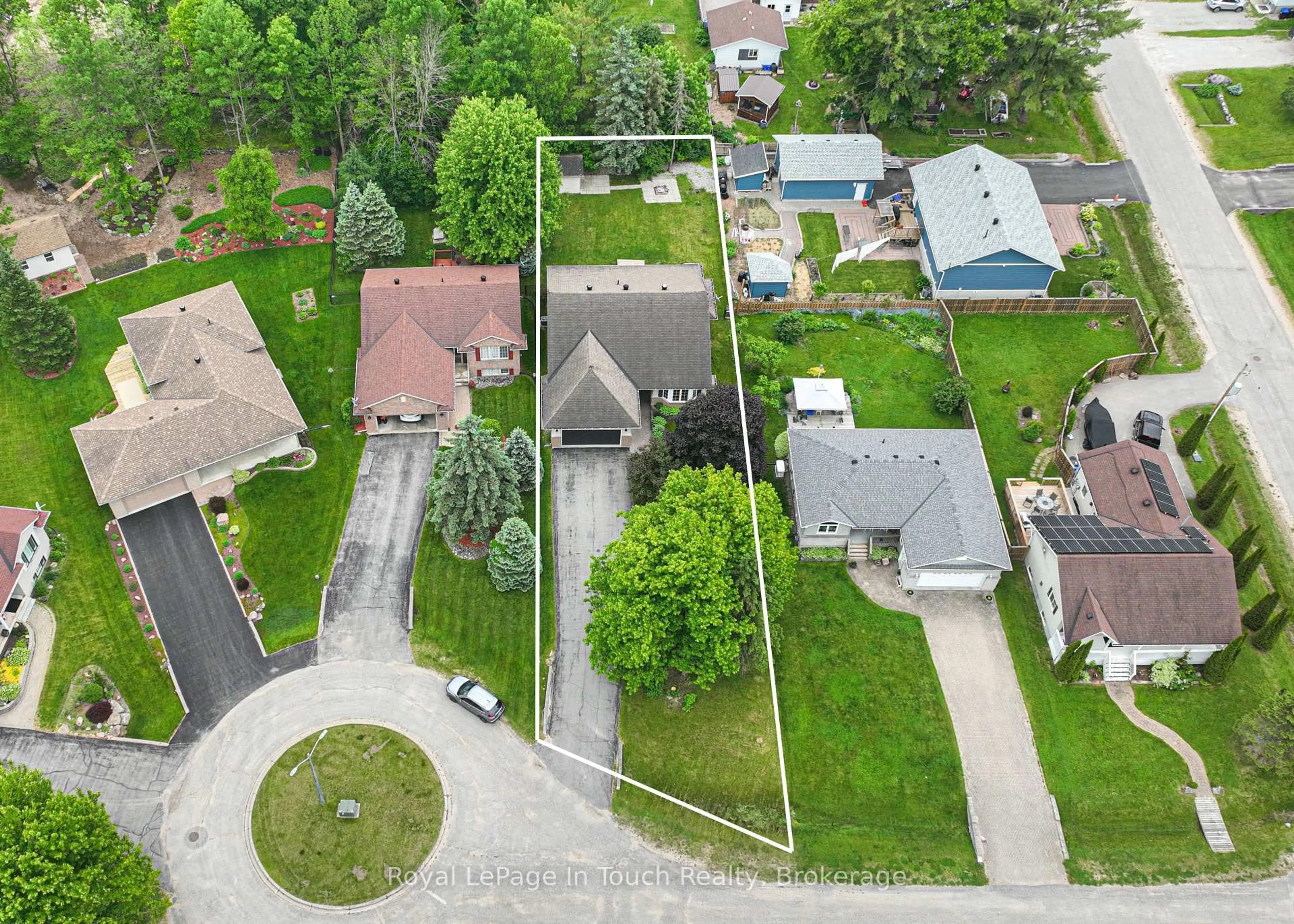 A pic from outside/outdoor area/front of a property/back of a property/a pic from drone, street for 5 Earls Crt, Severn Ontario L0K 1E0