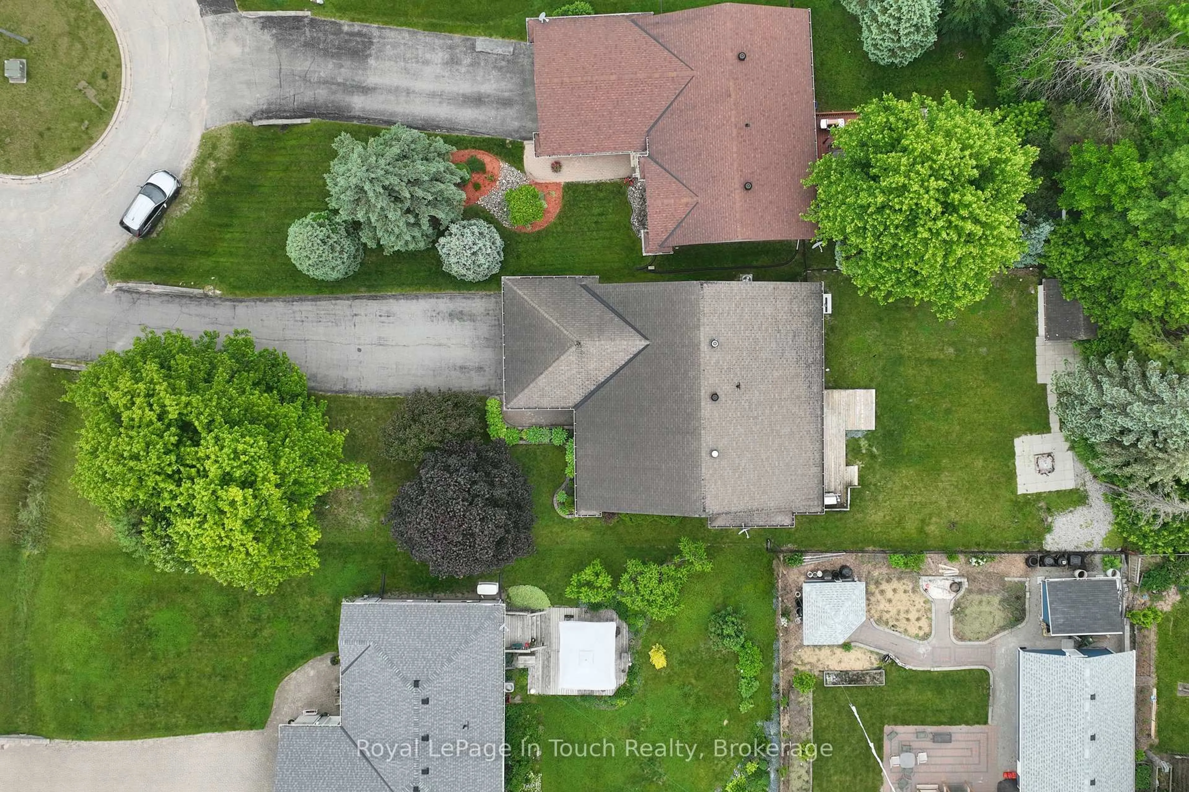 A pic from outside/outdoor area/front of a property/back of a property/a pic from drone, street for 5 Earls Crt, Severn Ontario L0K 1E0