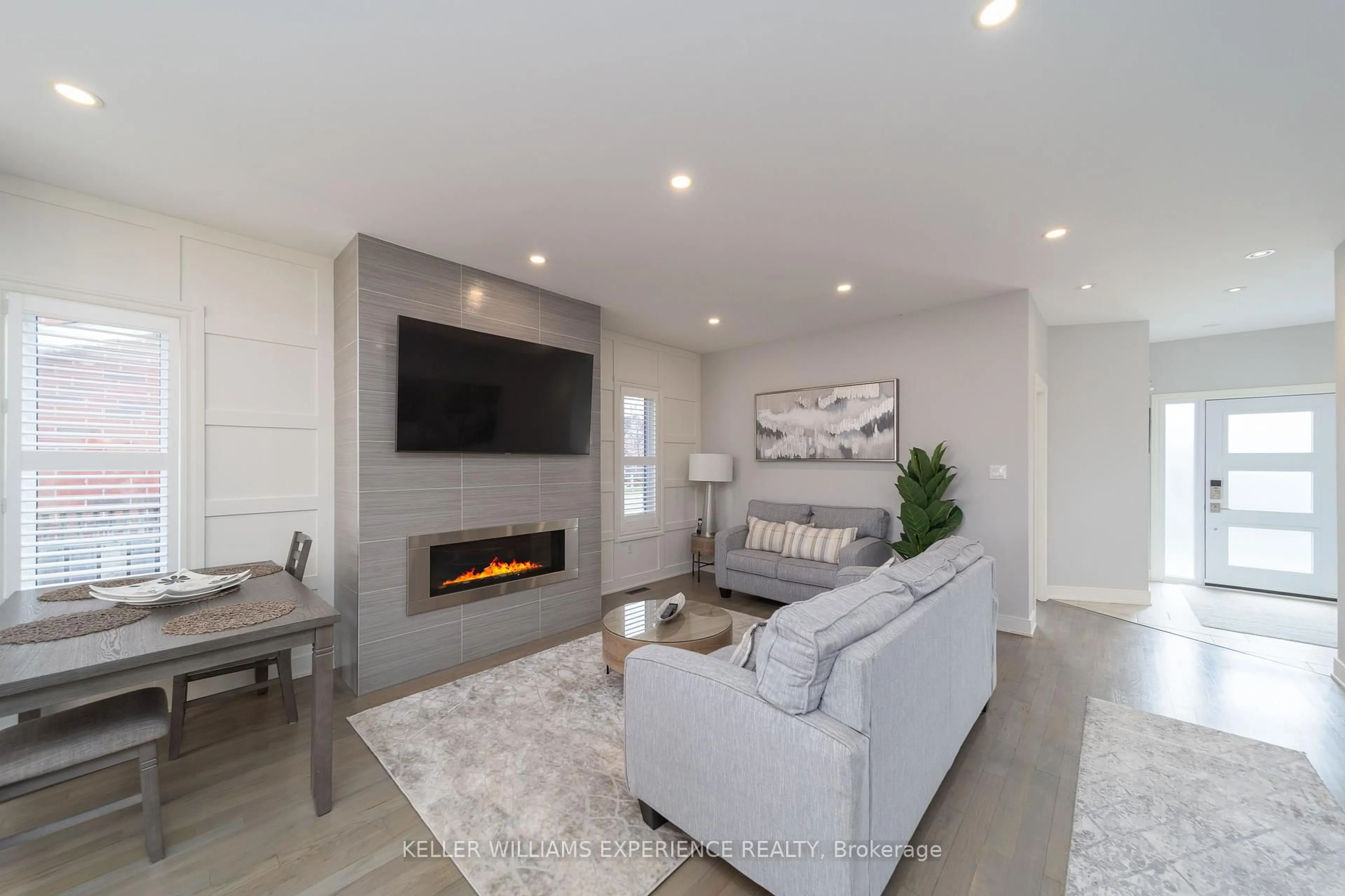 Living room with furniture, unknown for 41 THRUSHWOOD Dr, Barrie Ontario L4N 0Z1