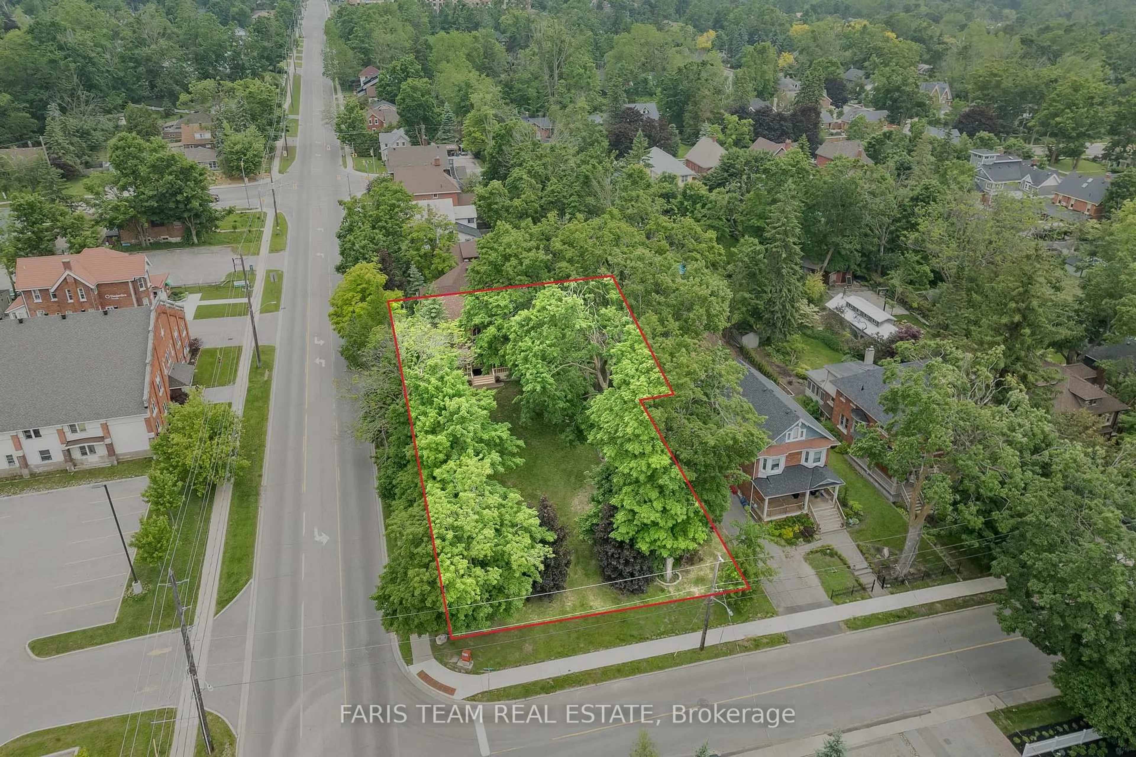 A pic from outside/outdoor area/front of a property/back of a property/a pic from drone, street for 136 West St, Orillia Ontario L3V 5C5