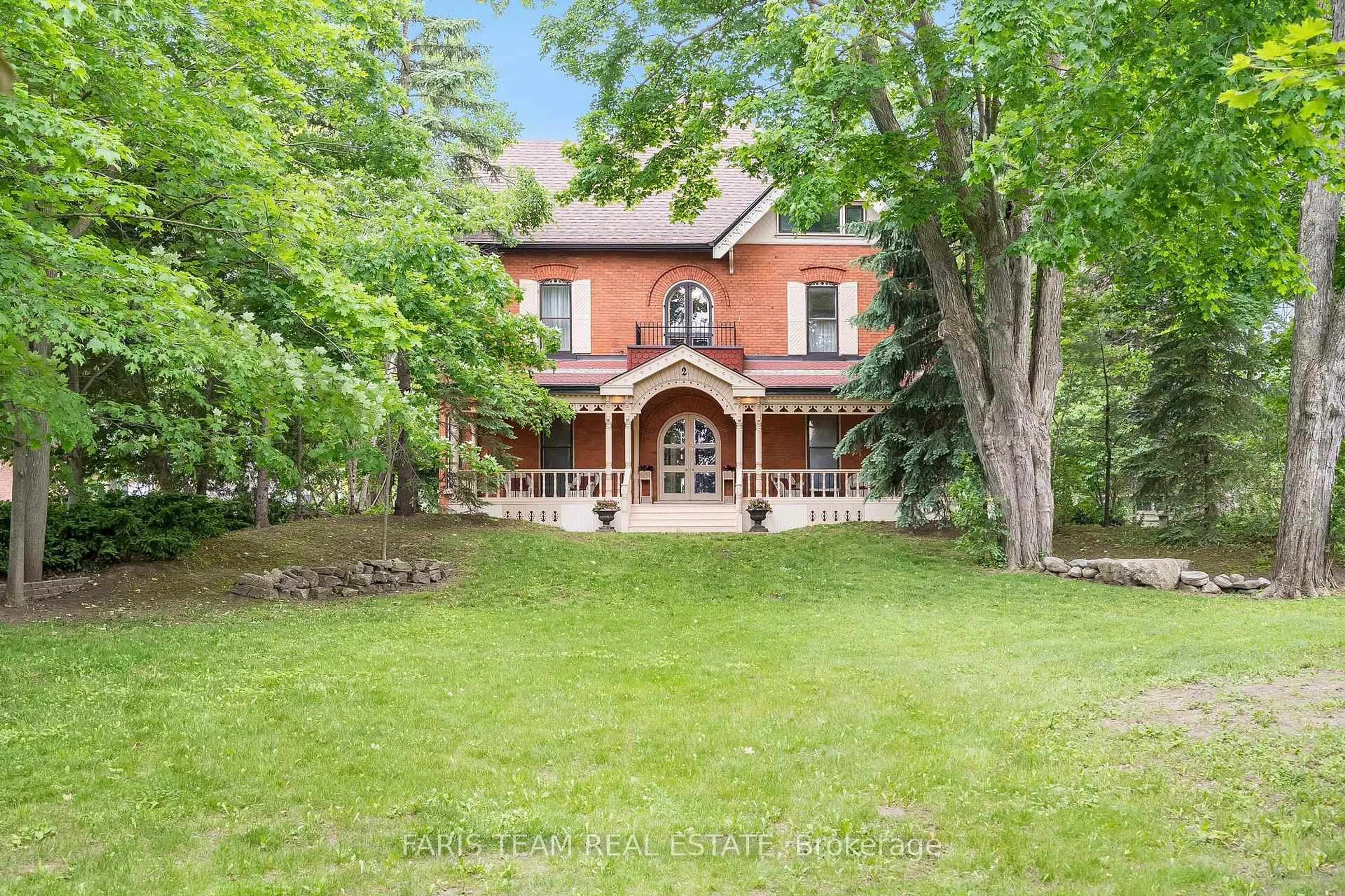 A pic from outside/outdoor area/front of a property/back of a property/a pic from drone, street for 136 West St, Orillia Ontario L3V 5C5