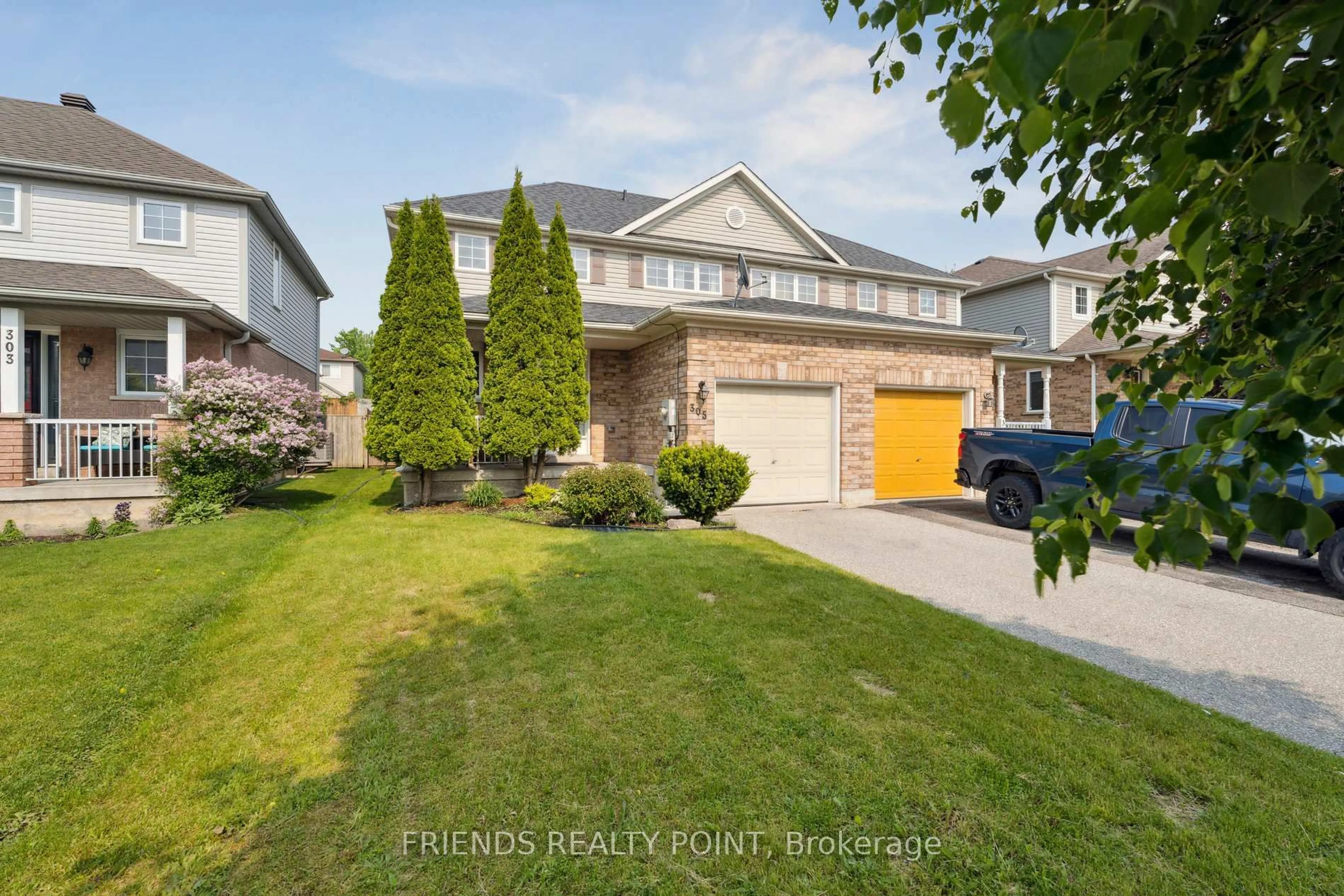 A pic from outside/outdoor area/front of a property/back of a property/a pic from drone, street for 305 Esther Dr, Barrie Ontario L4N 0G2