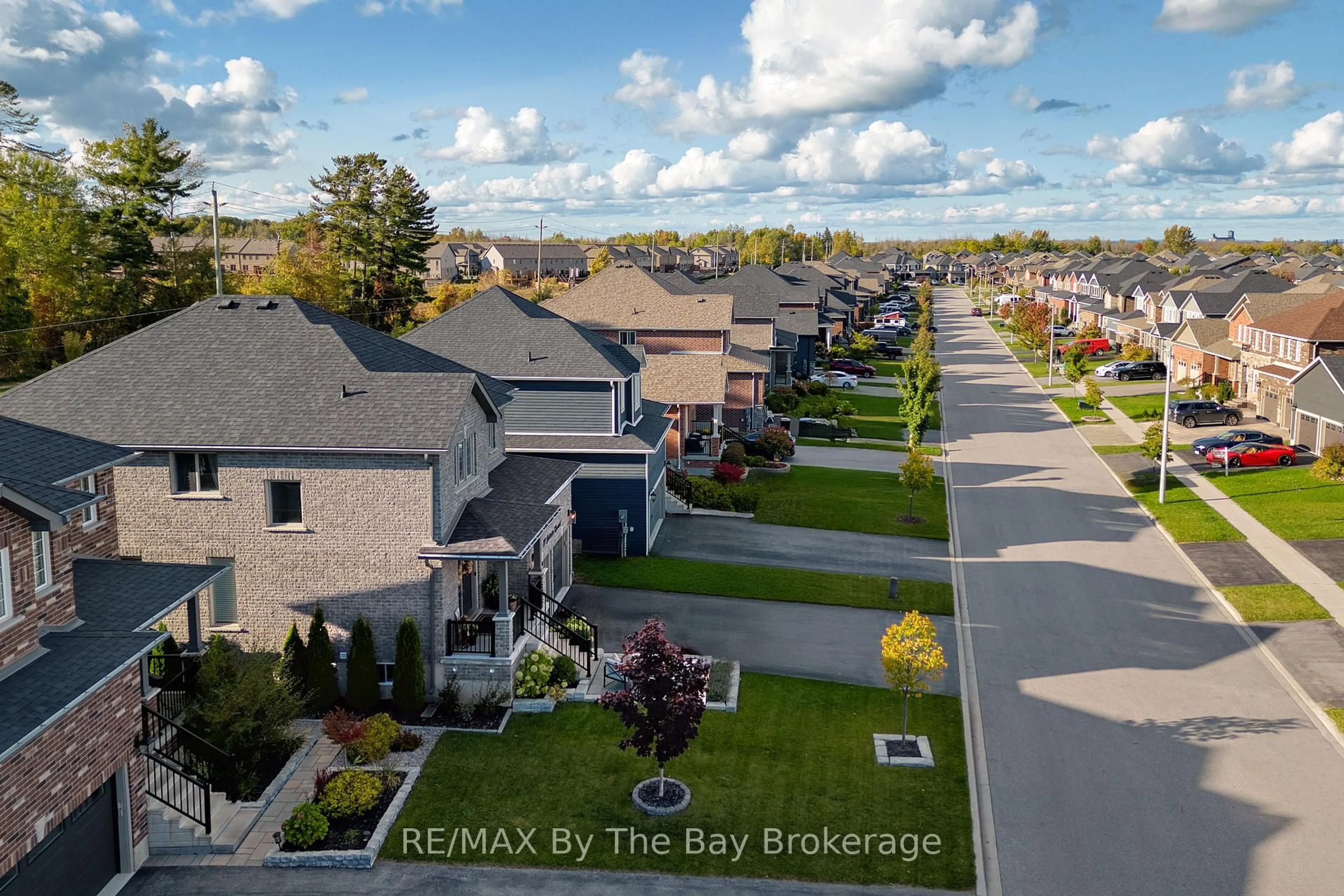 A pic from outside/outdoor area/front of a property/back of a property/a pic from drone, street for 77 Lockerbie Cres, Collingwood Ontario L9Y 0Y8
