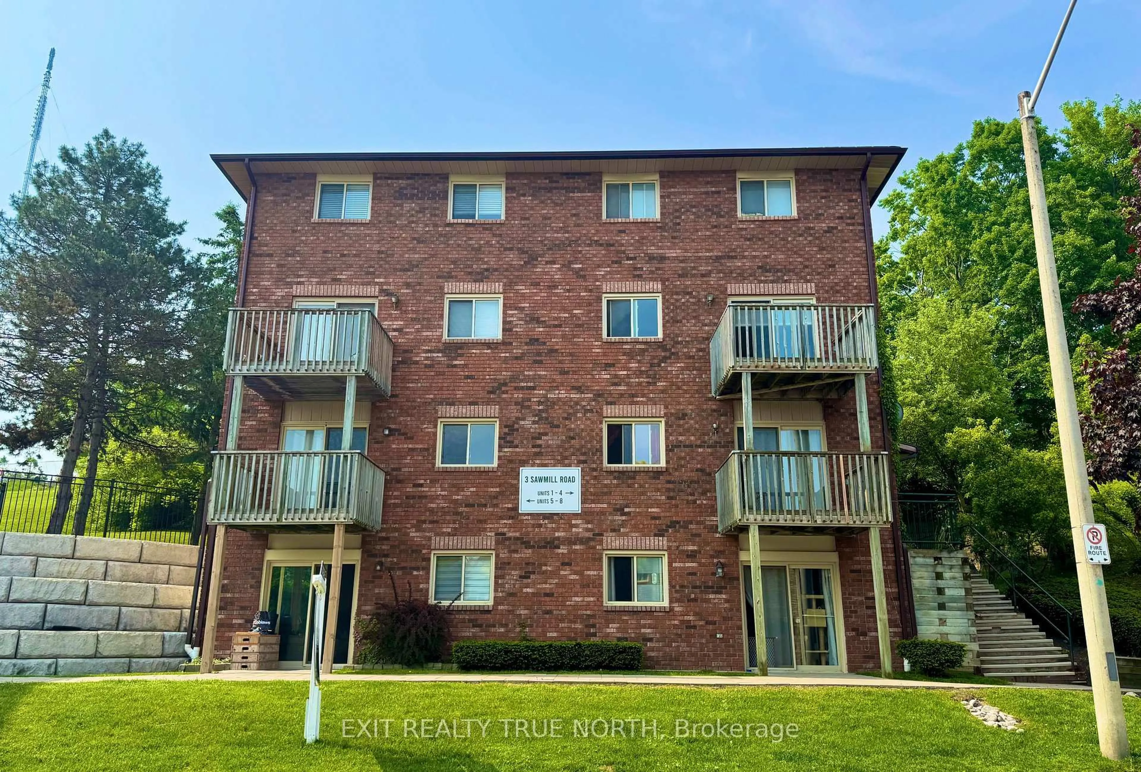 A pic from outside/outdoor area/front of a property/back of a property/a pic from drone, building for 3 Sawmill Rd #7, Barrie Ontario L4N 6X3