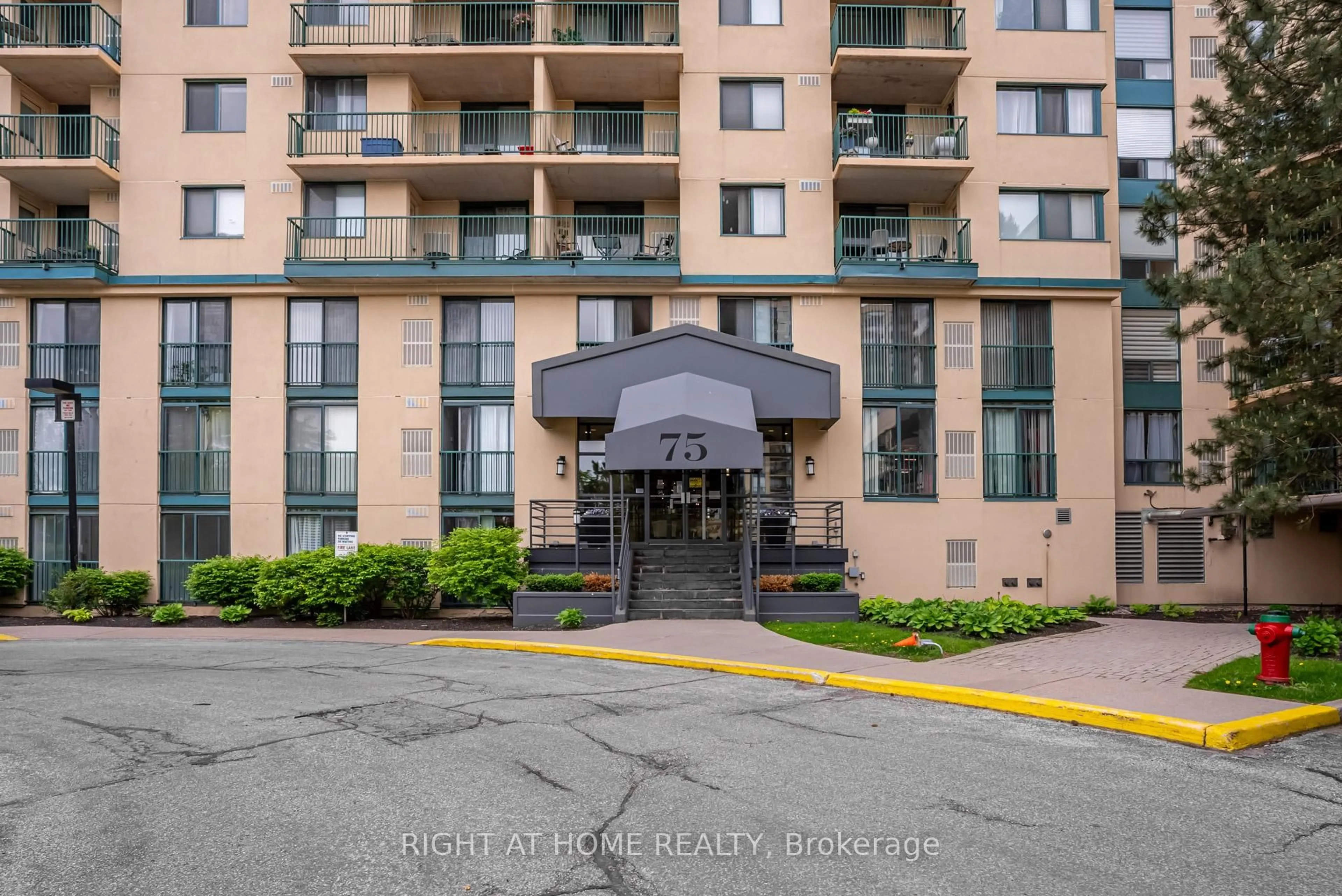 Indoor foyer for 75 Ellen St #1701, Barrie Ontario L4N 7R6