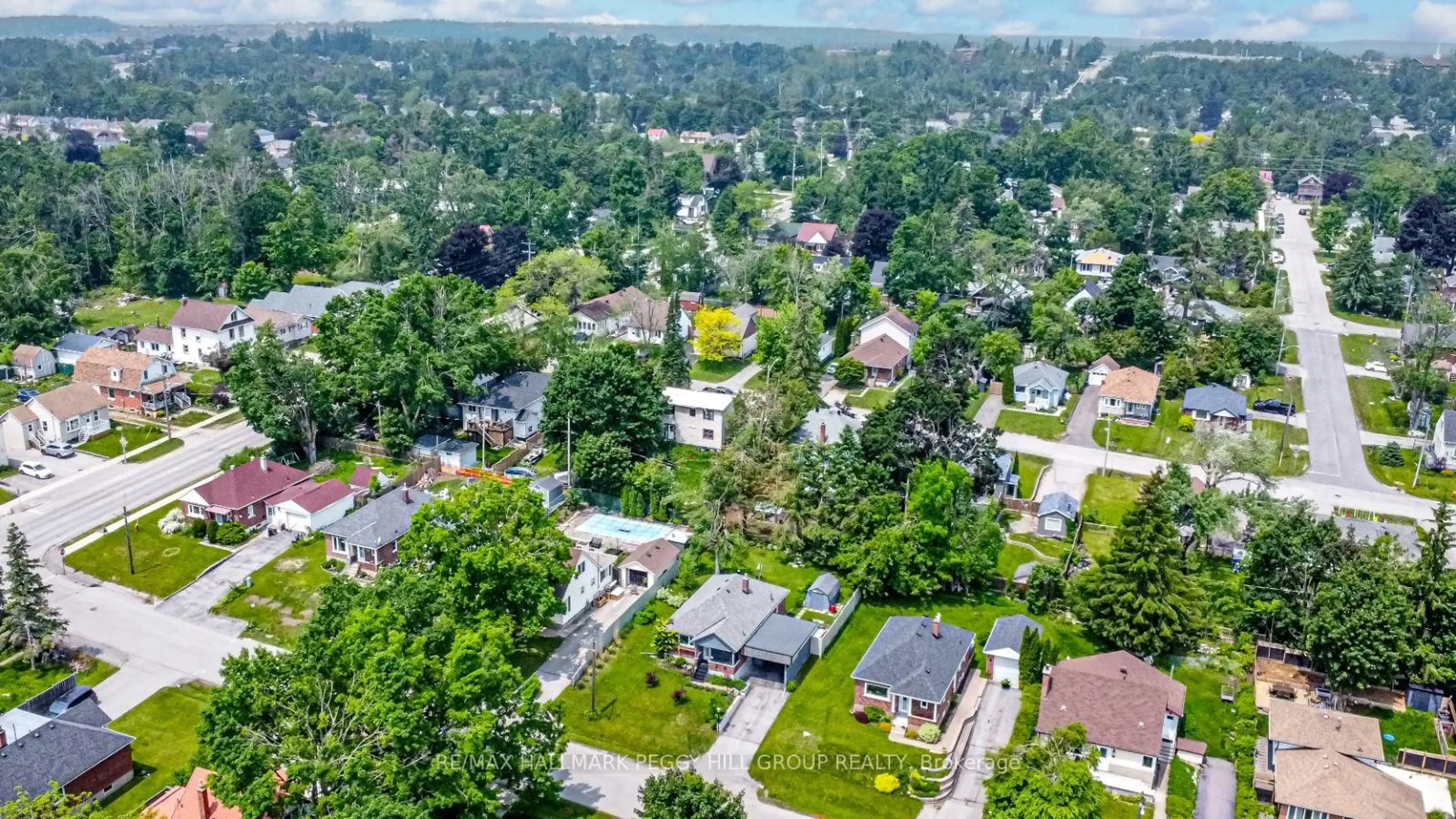 A pic from outside/outdoor area/front of a property/back of a property/a pic from drone, street for 29 Argyle Ave, Orillia Ontario L3V 2V5