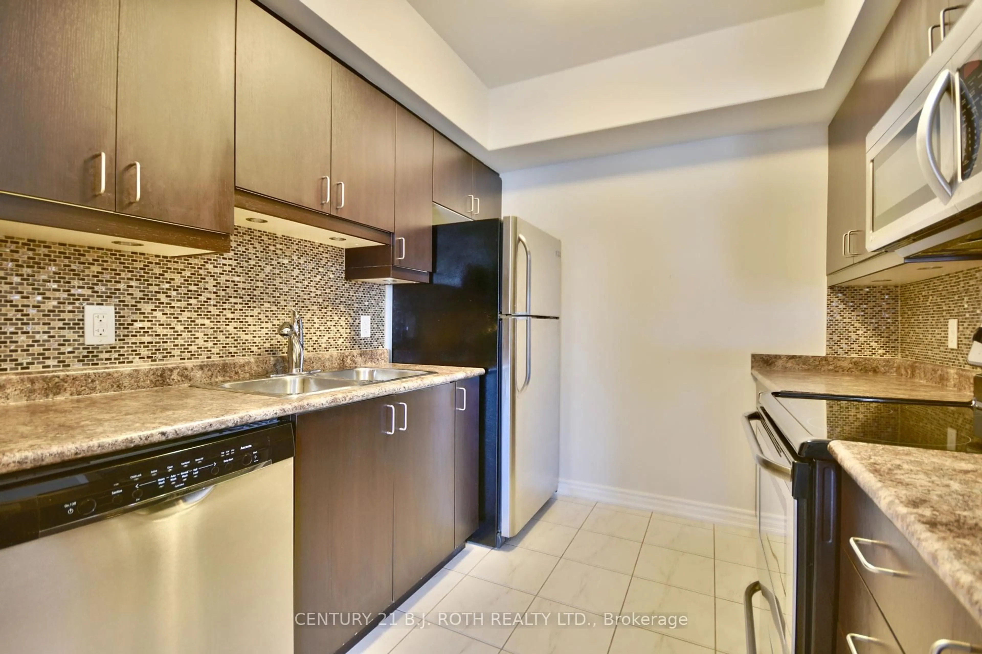 Standard kitchen, ceramic/tile floor for 39 Ferndale Dr #205, Barrie Ontario L4N 5T5