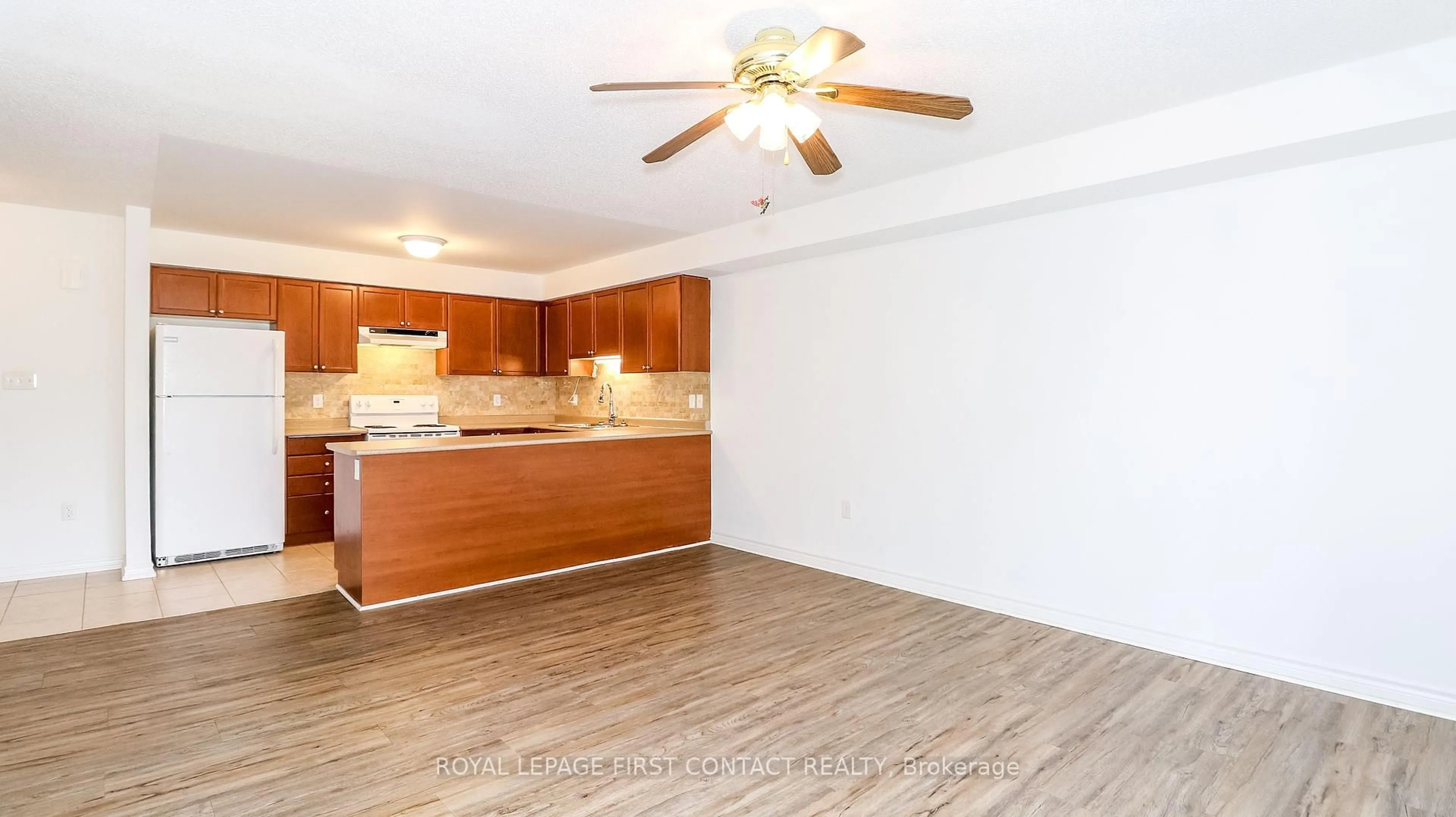 Open concept kitchen, wood/laminate floor for 43 Coulter St #19, Barrie Ontario L4N 6L9