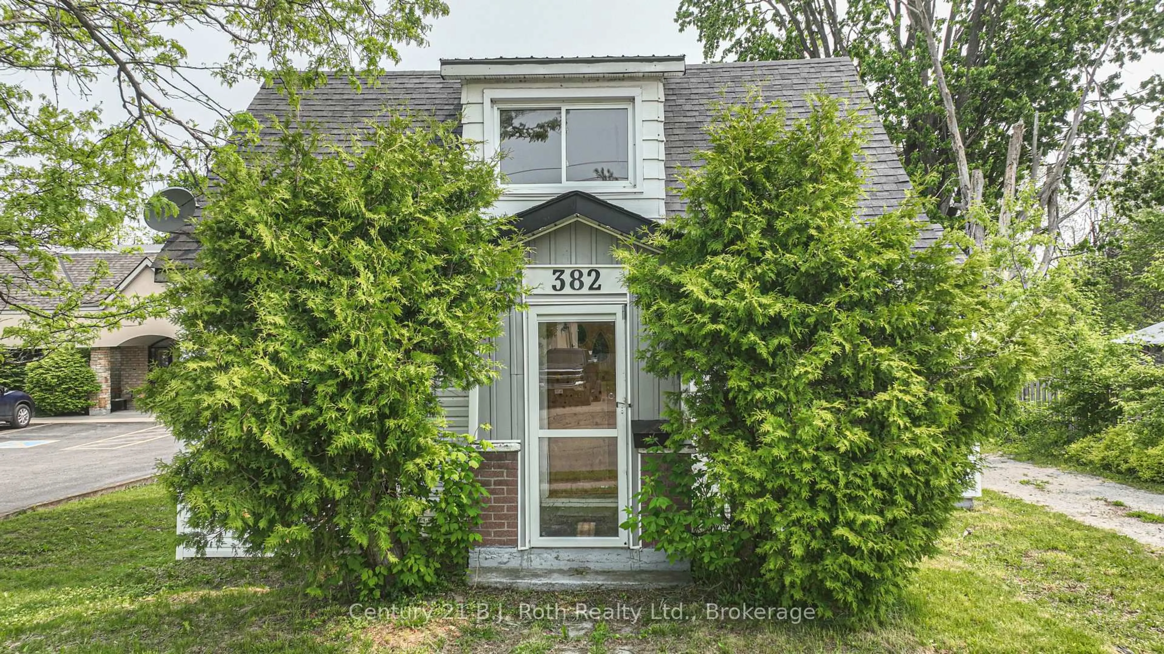 Home with brick exterior material, street for 382 West St, Orillia Ontario L3V 5E6