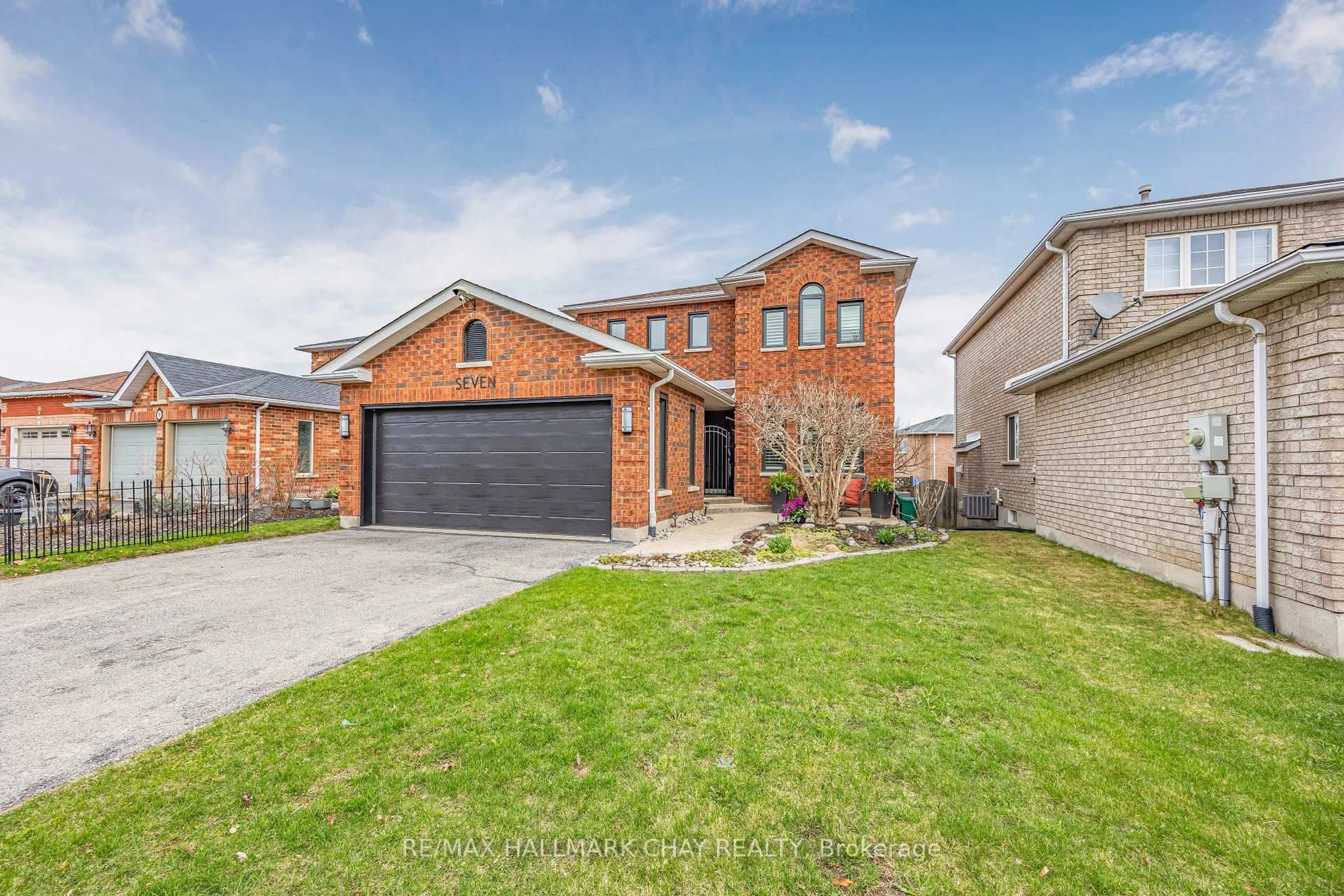 Home with brick exterior material, street for 7 Ryan Crt, Barrie Ontario L4M 6N7