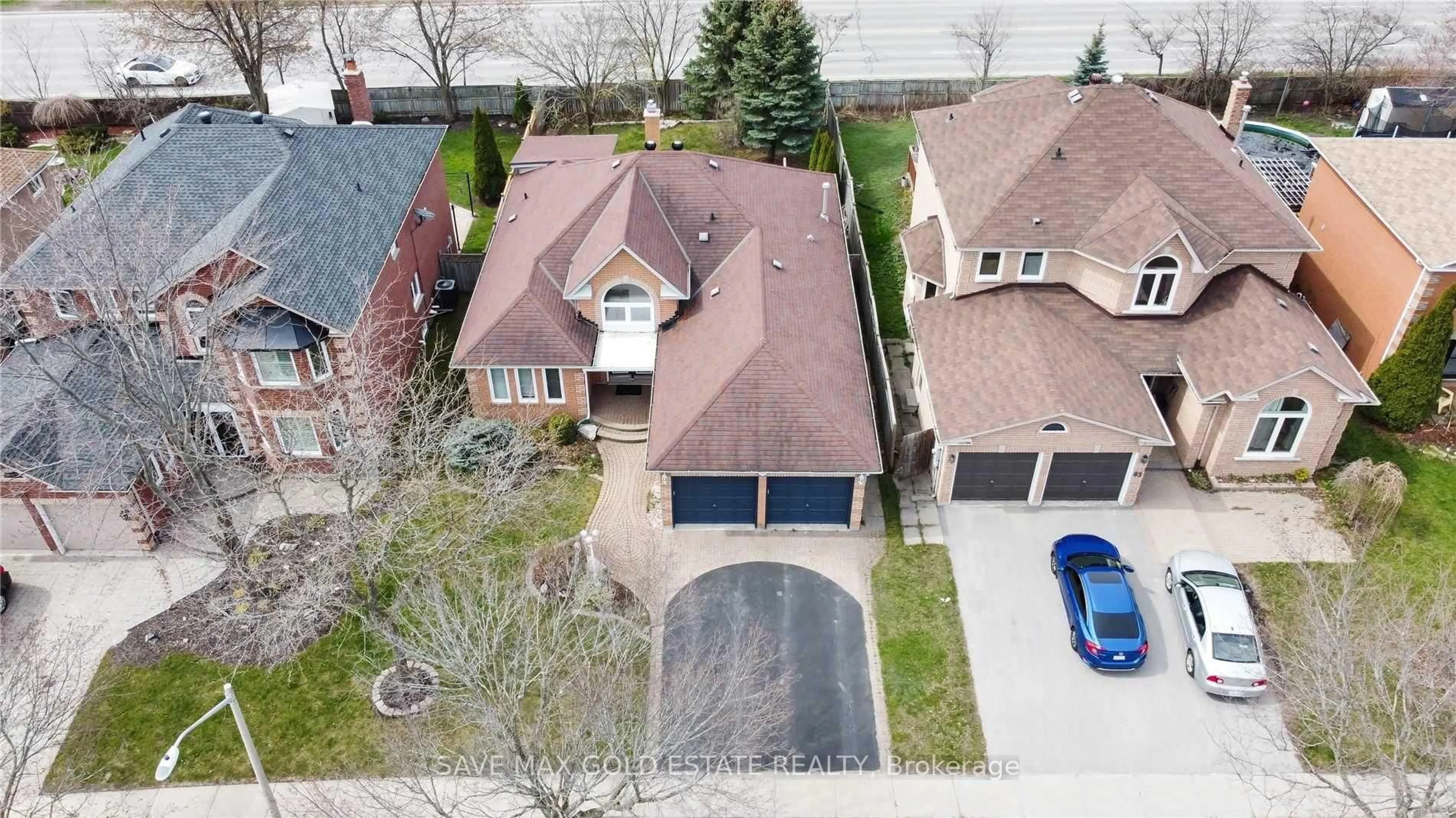 A pic from outside/outdoor area/front of a property/back of a property/a pic from drone, street for 85 Cityview Circ, Barrie Ontario L4N 7V1