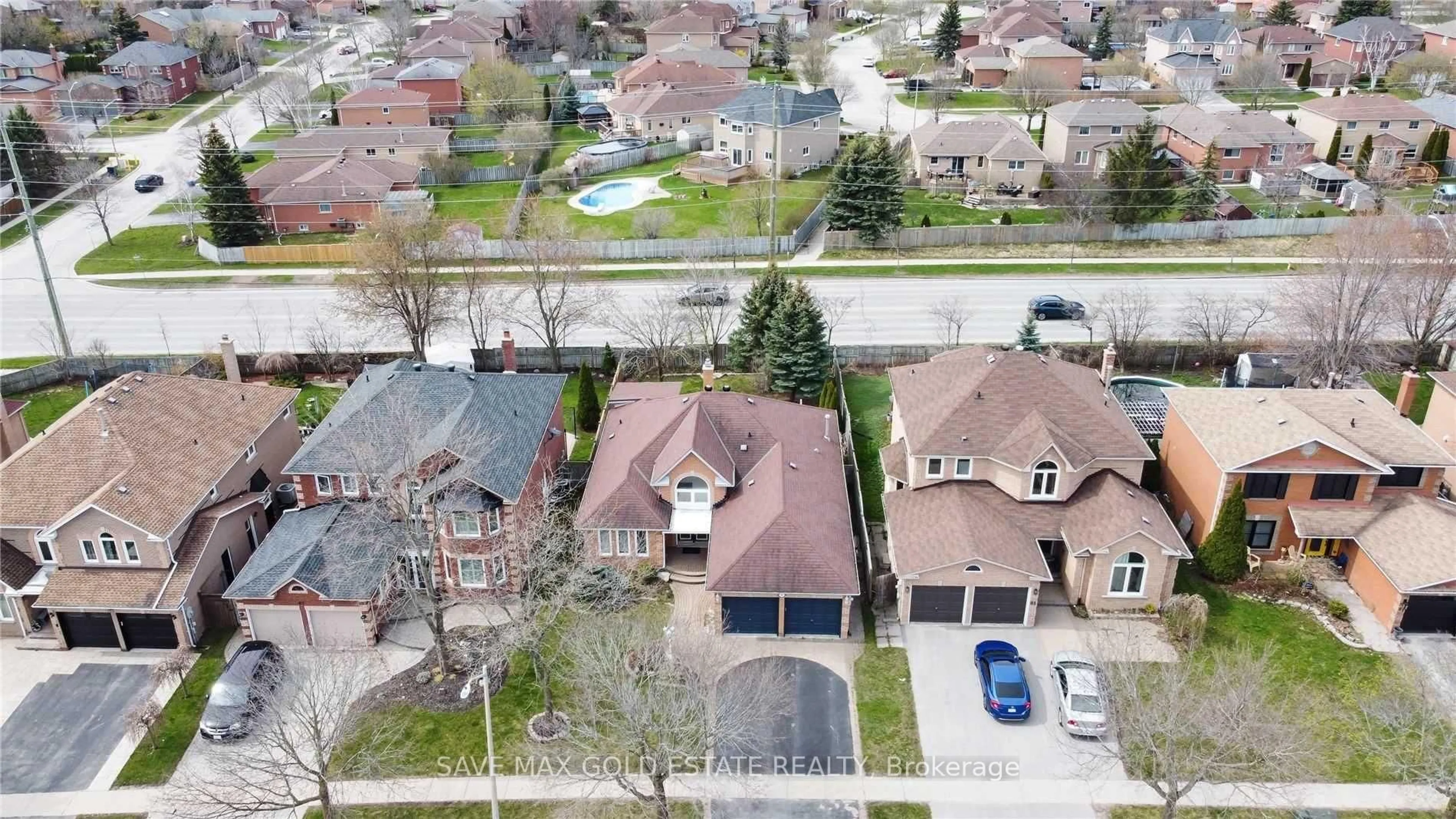 A pic from outside/outdoor area/front of a property/back of a property/a pic from drone, street for 85 Cityview Circ, Barrie Ontario L4N 7V1