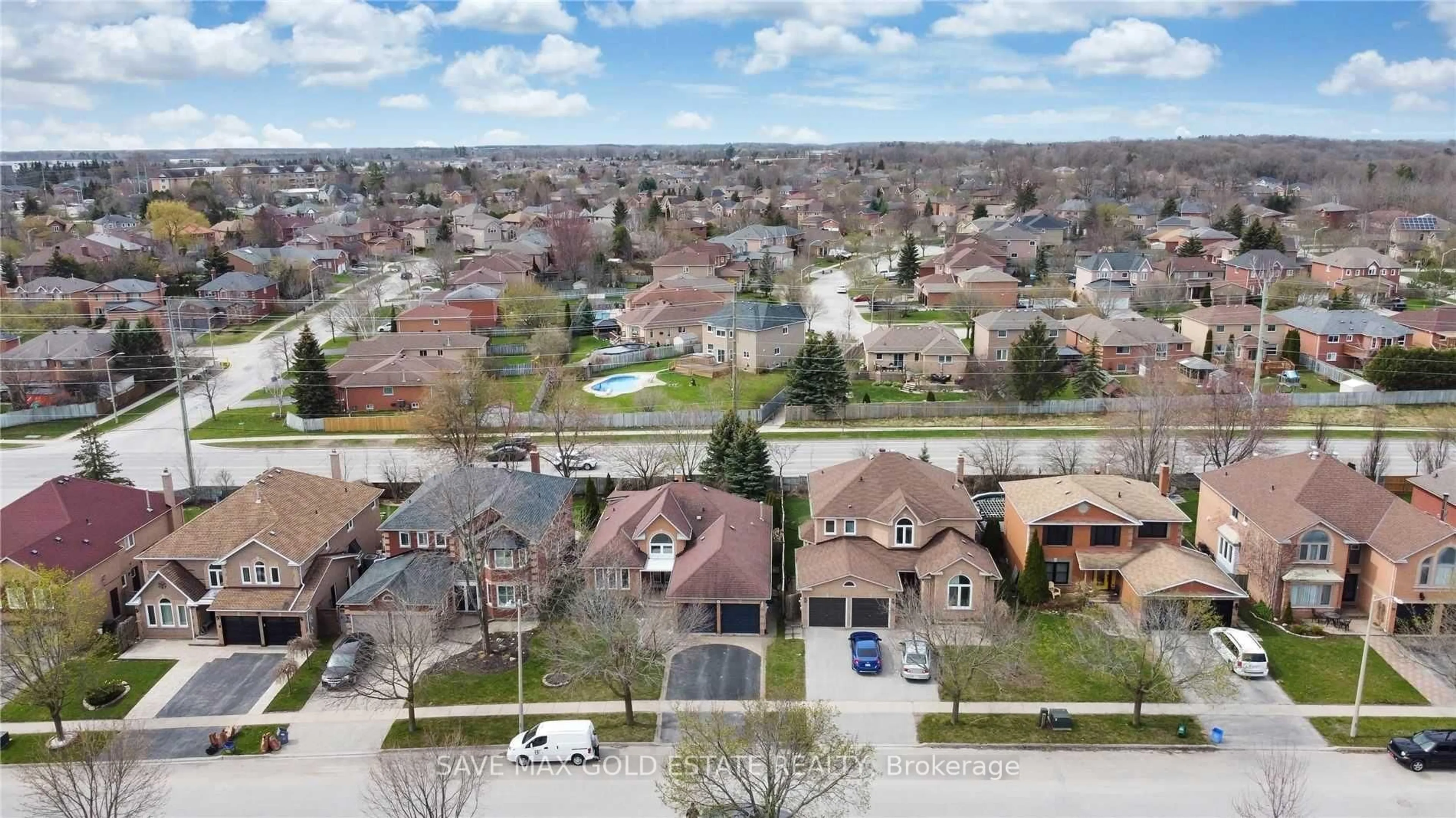 A pic from outside/outdoor area/front of a property/back of a property/a pic from drone, street for 85 Cityview Circ, Barrie Ontario L4N 7V1