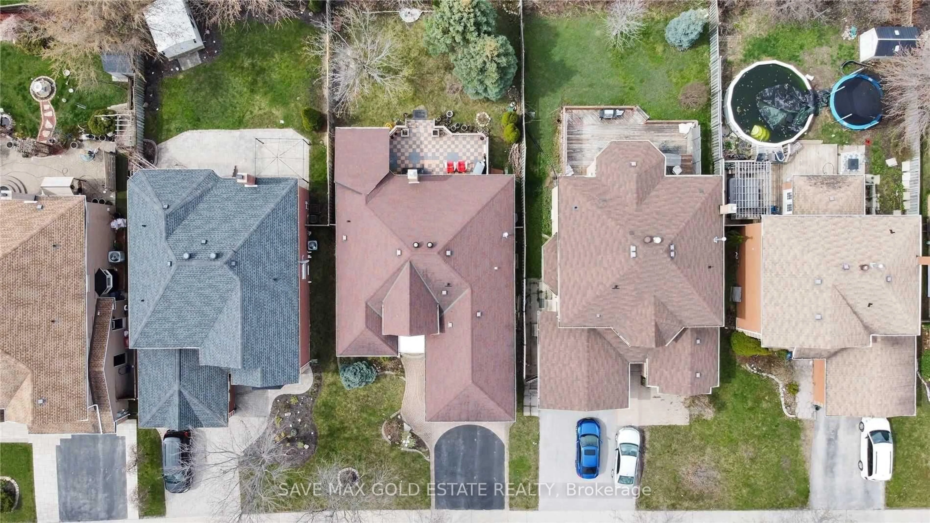 A pic from outside/outdoor area/front of a property/back of a property/a pic from drone, street for 85 Cityview Circ, Barrie Ontario L4N 7V1