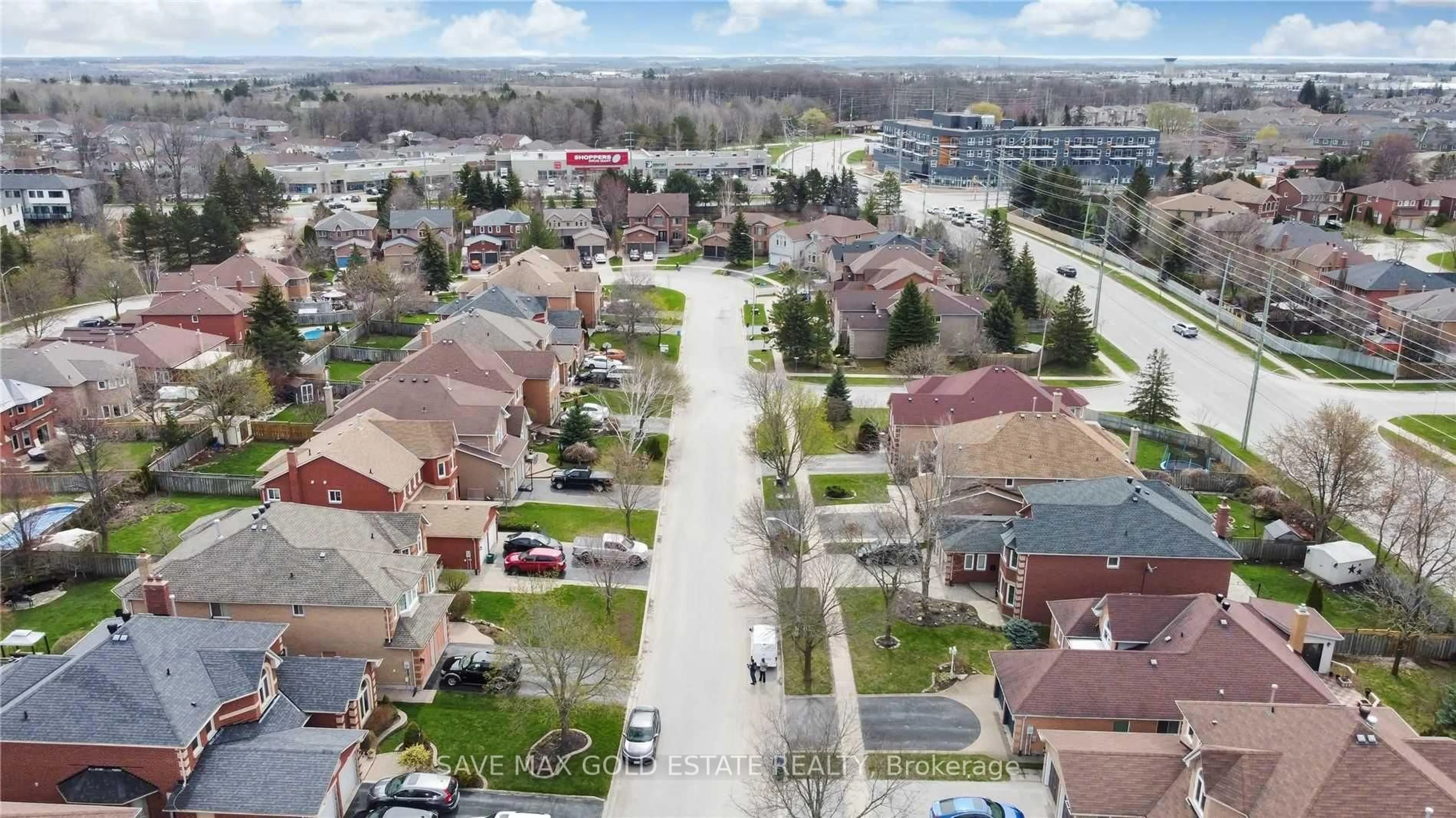 A pic from outside/outdoor area/front of a property/back of a property/a pic from drone, street for 85 Cityview Circ, Barrie Ontario L4N 7V1