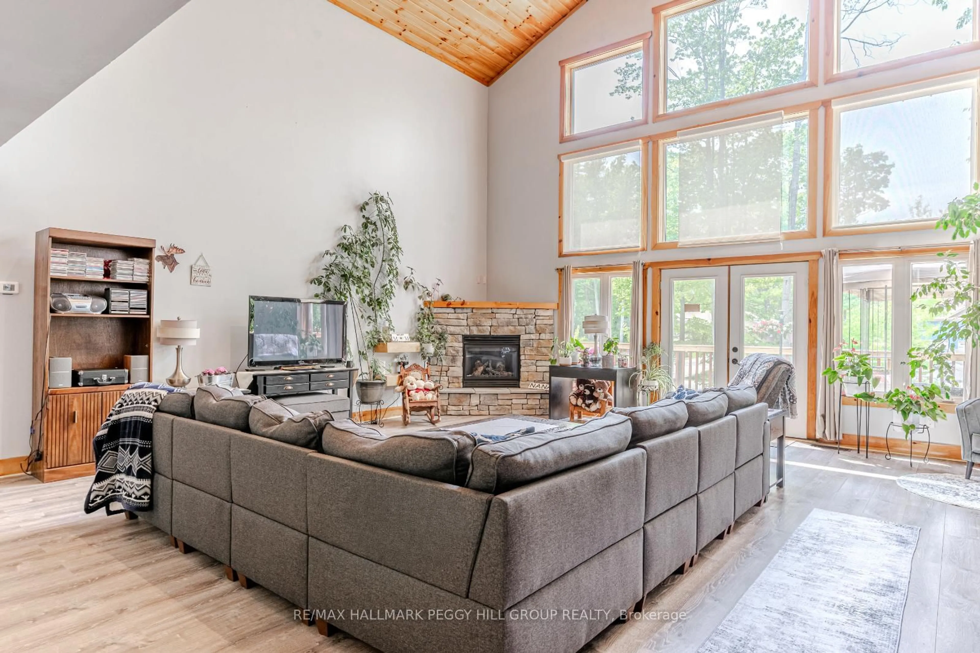 Living room with furniture, unknown for 134 Spruce St, Tiny Ontario L0L 1P1
