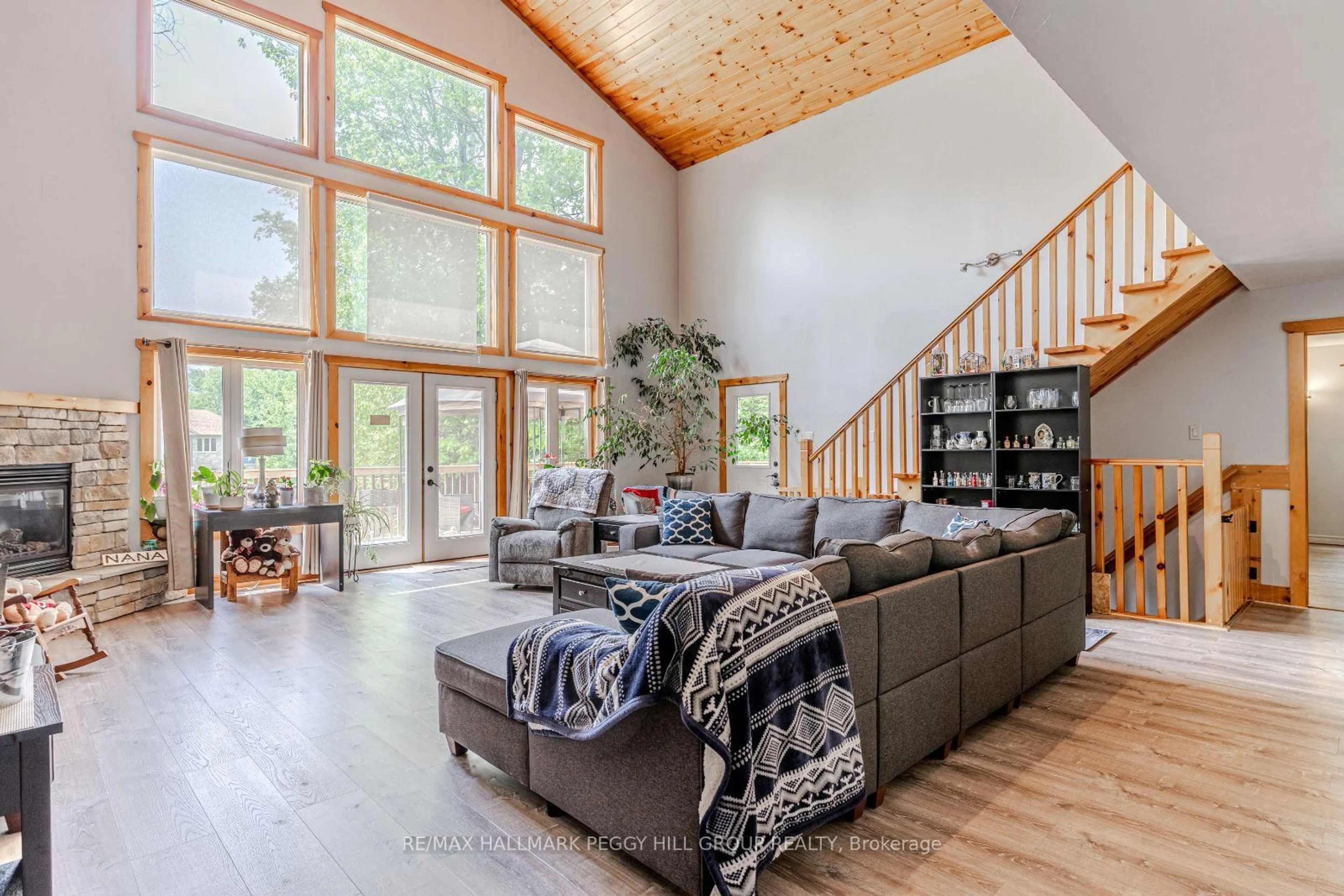 Living room with furniture, wood/laminate floor for 134 Spruce St, Tiny Ontario L0L 1P1