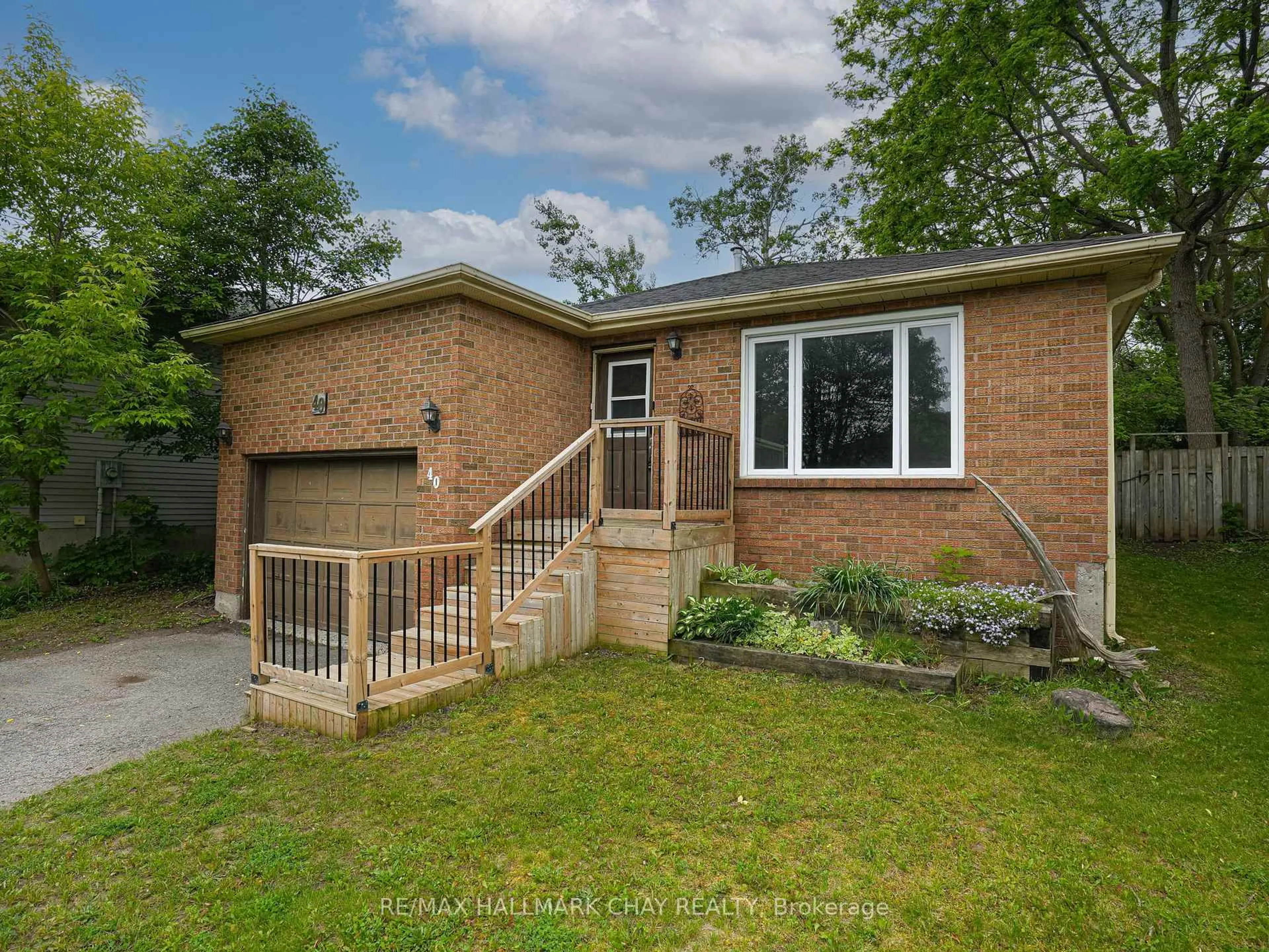 Home with brick exterior material, street for 40 Engel Cres, Barrie Ontario L4N 6K5