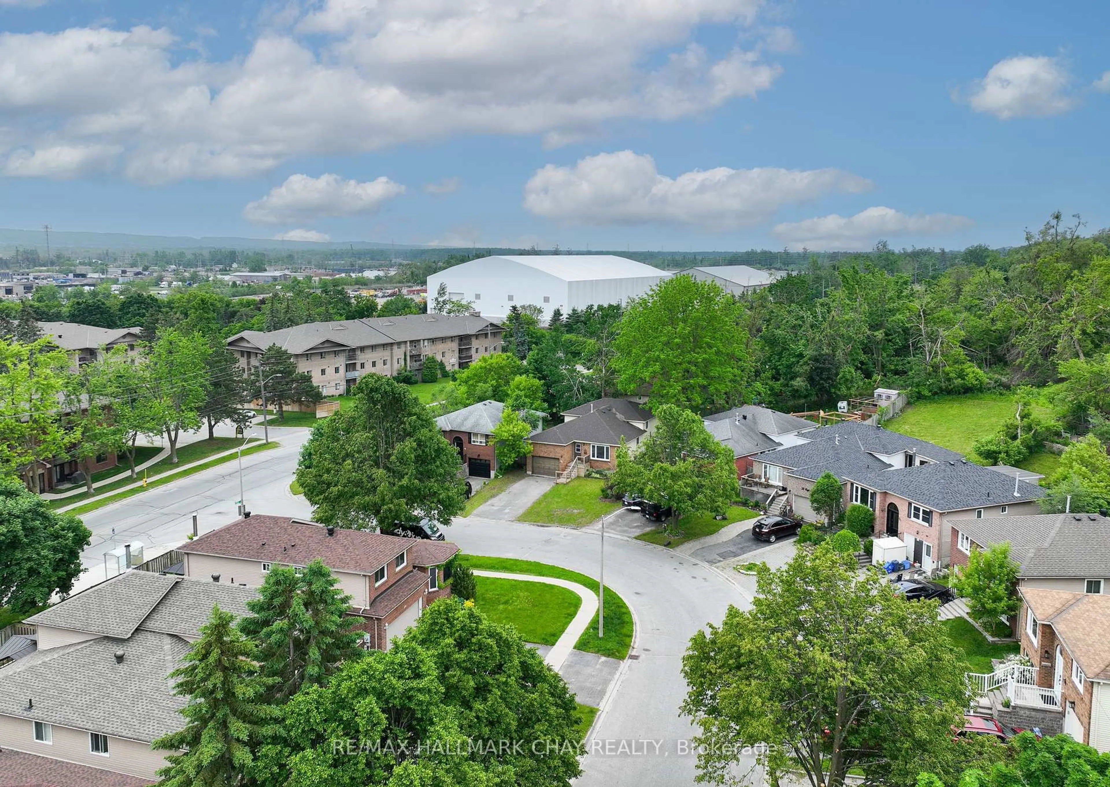 A pic from outside/outdoor area/front of a property/back of a property/a pic from drone, water/lake/river/ocean view for 40 Engel Cres, Barrie Ontario L4N 6K5