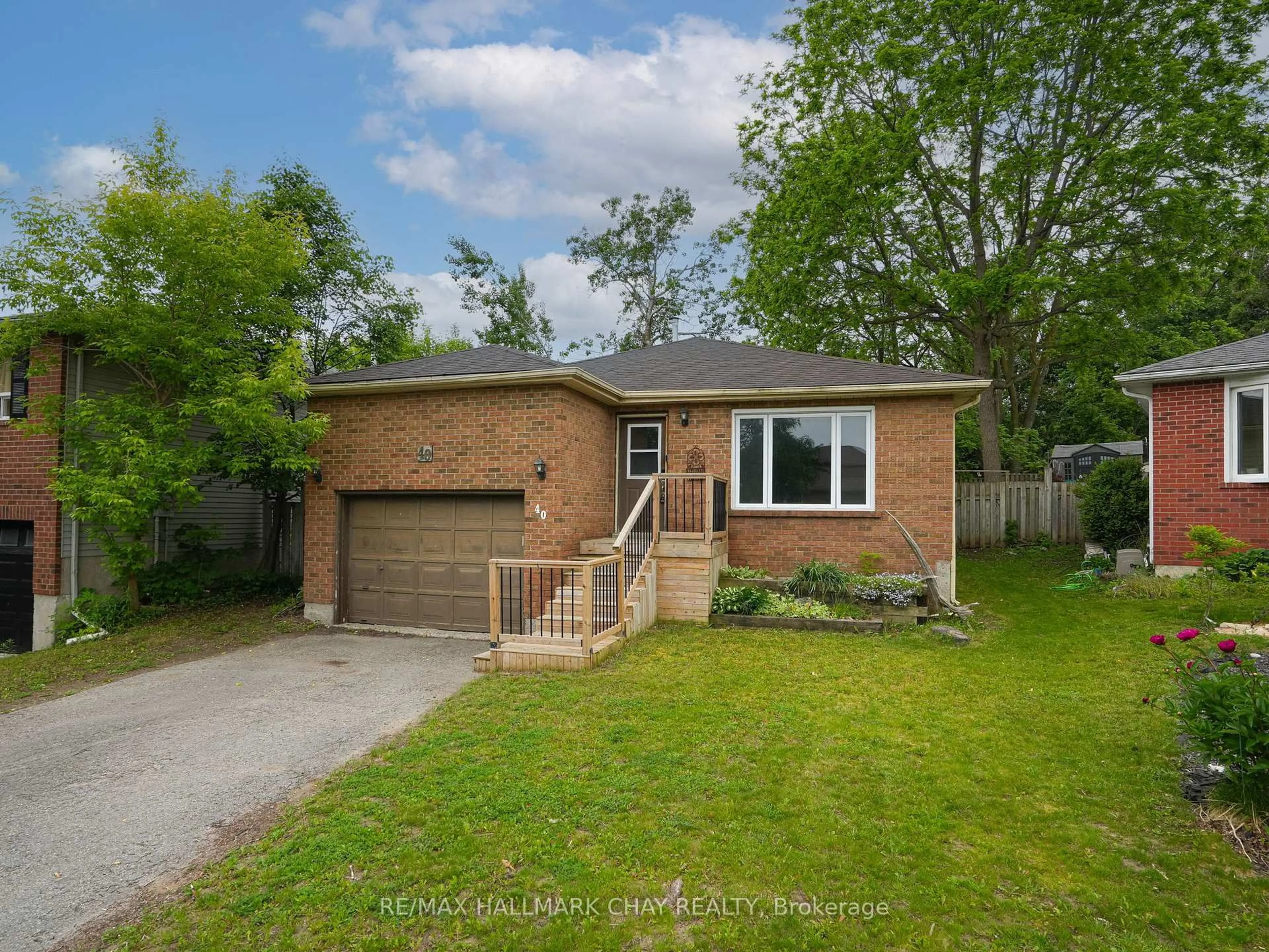 Home with brick exterior material, street for 40 Engel Cres, Barrie Ontario L4N 6K5