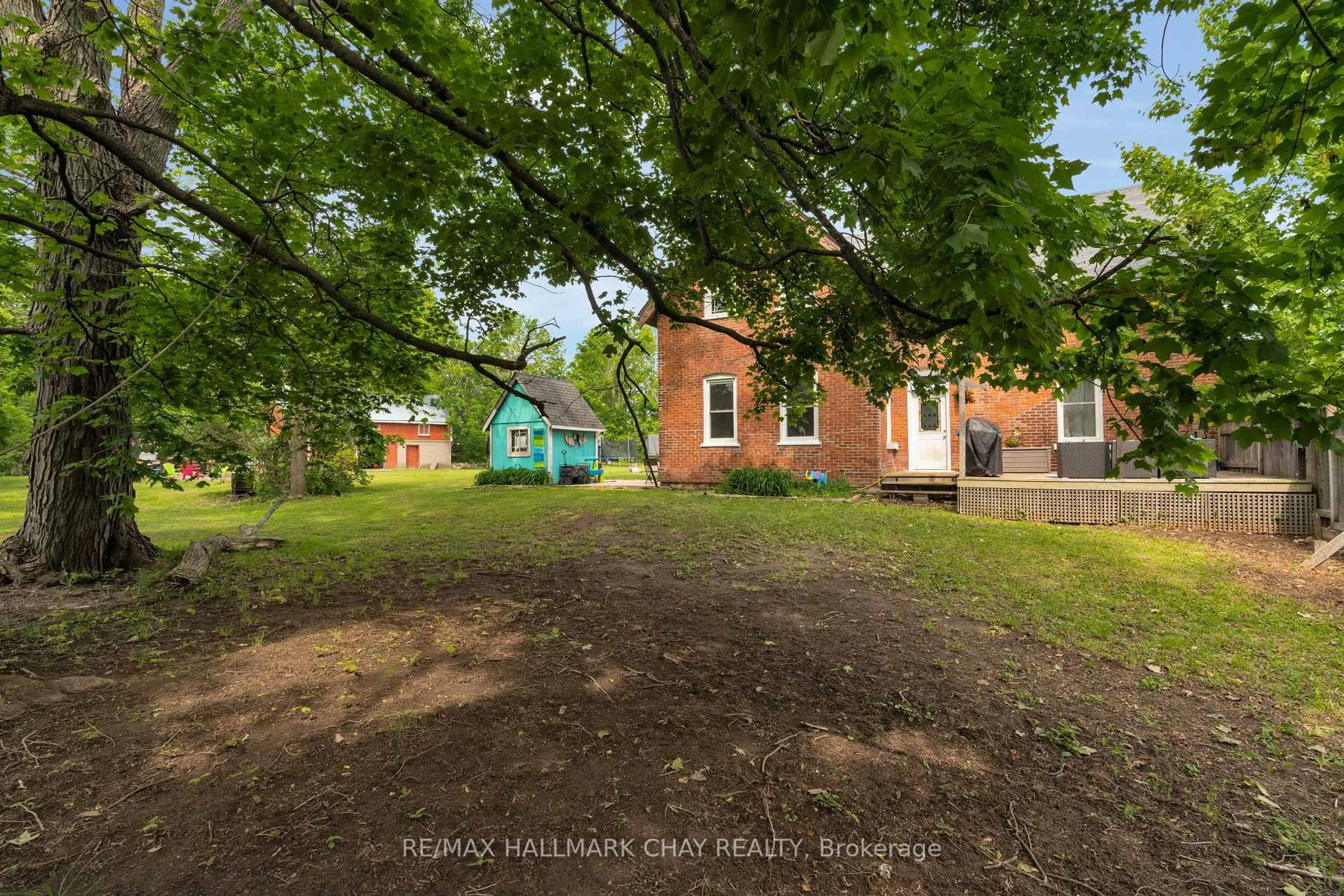 A pic from outside/outdoor area/front of a property/back of a property/a pic from drone, unknown for 9850 Highway 12, Oro-Medonte Ontario L3V 8C5