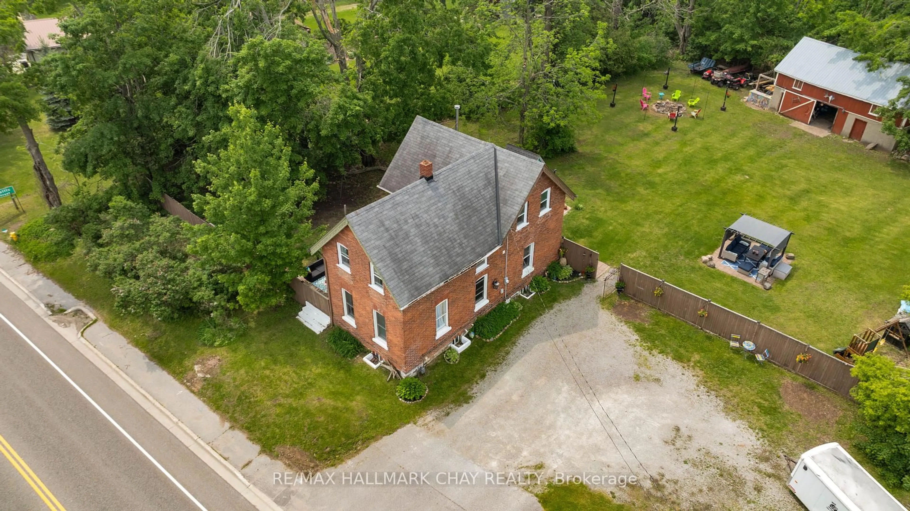 A pic from outside/outdoor area/front of a property/back of a property/a pic from drone, building for 9850 Highway 12, Oro-Medonte Ontario L3V 8C5