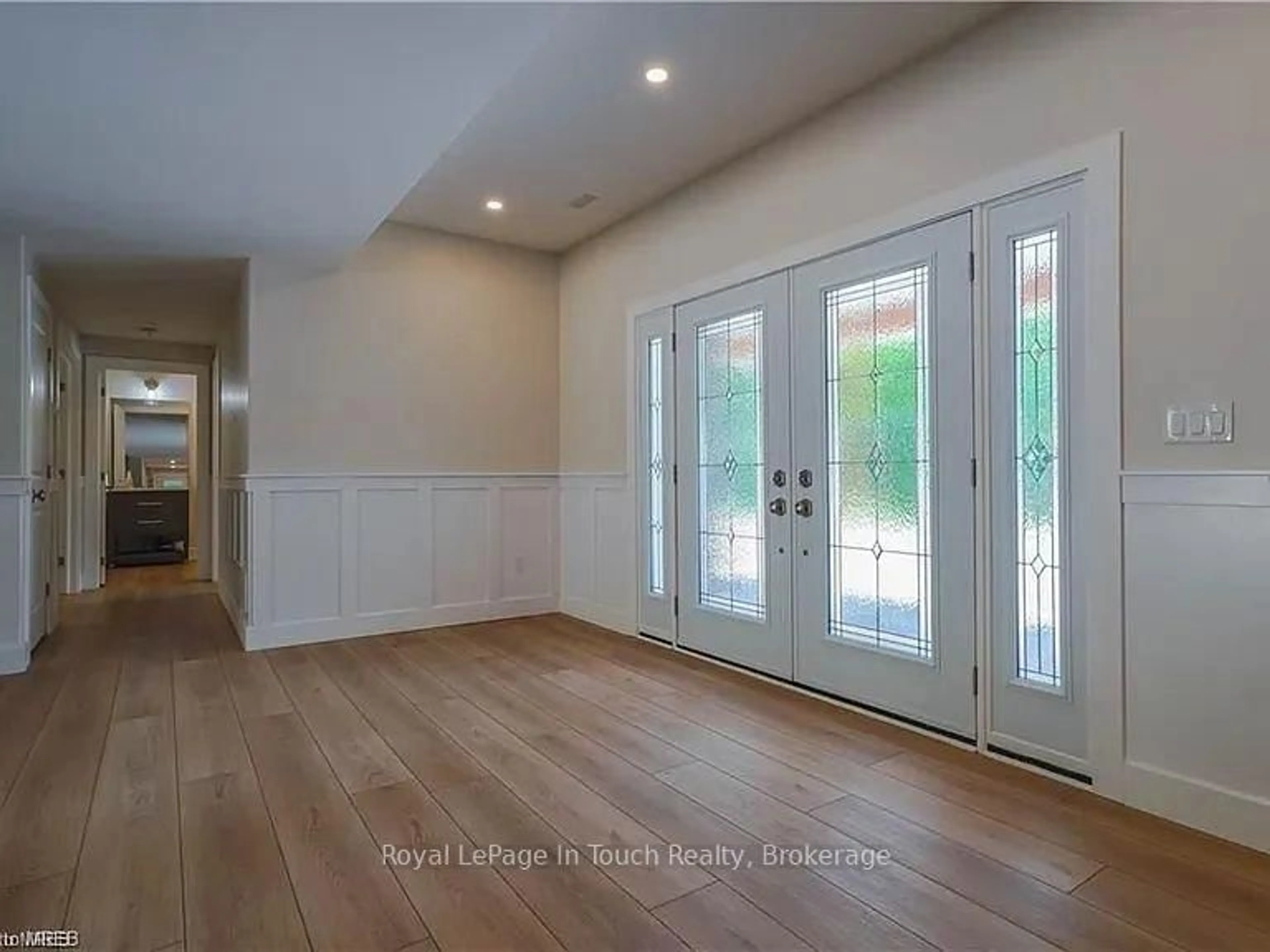 Indoor entryway for 30 Blue Jay Crt, Tiny Ontario L9M 0B9
