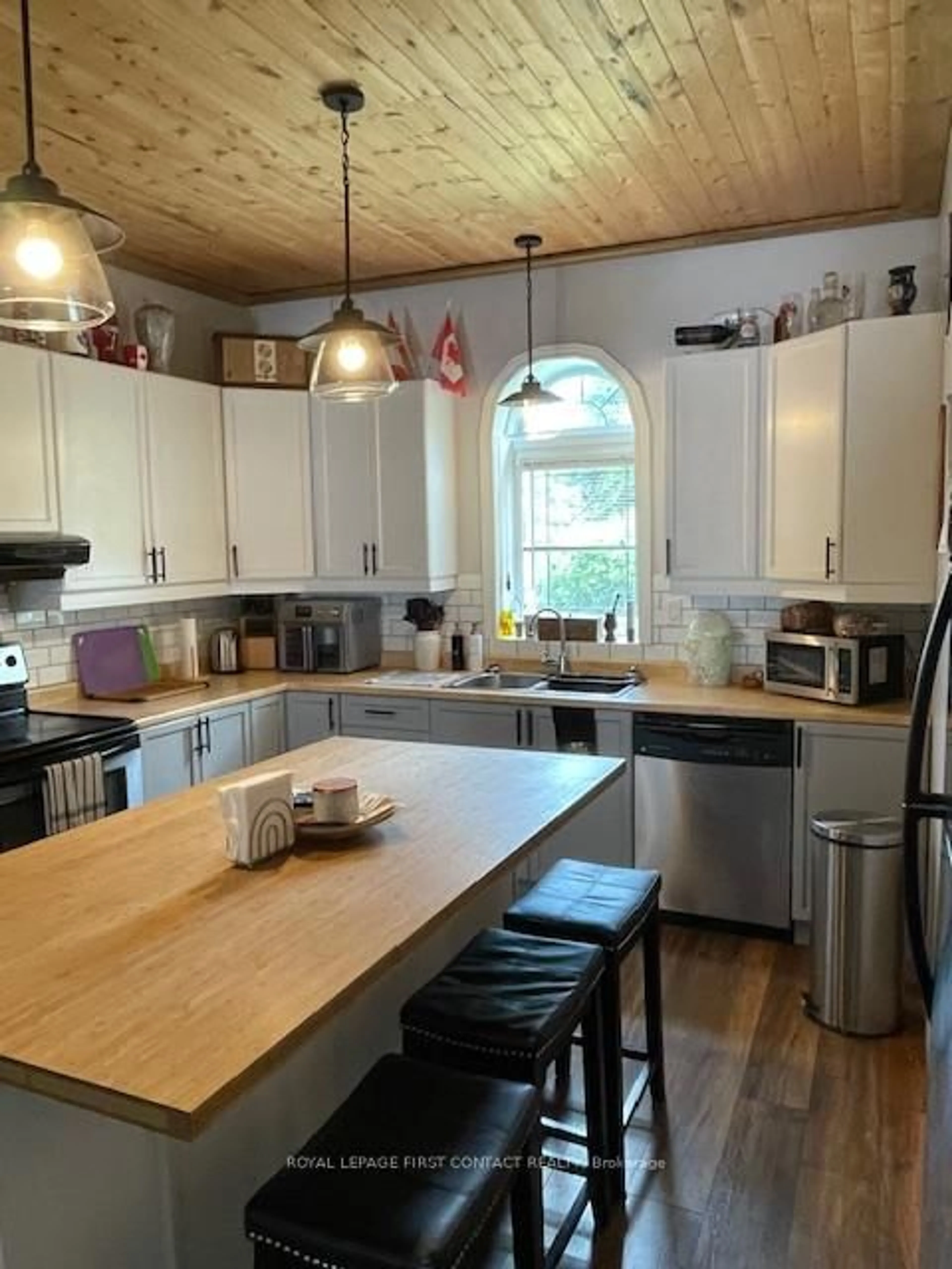 Open concept kitchen, wood/laminate floor for 7424 County Rd 91 Rd, Clearview Ontario L0M 1S0