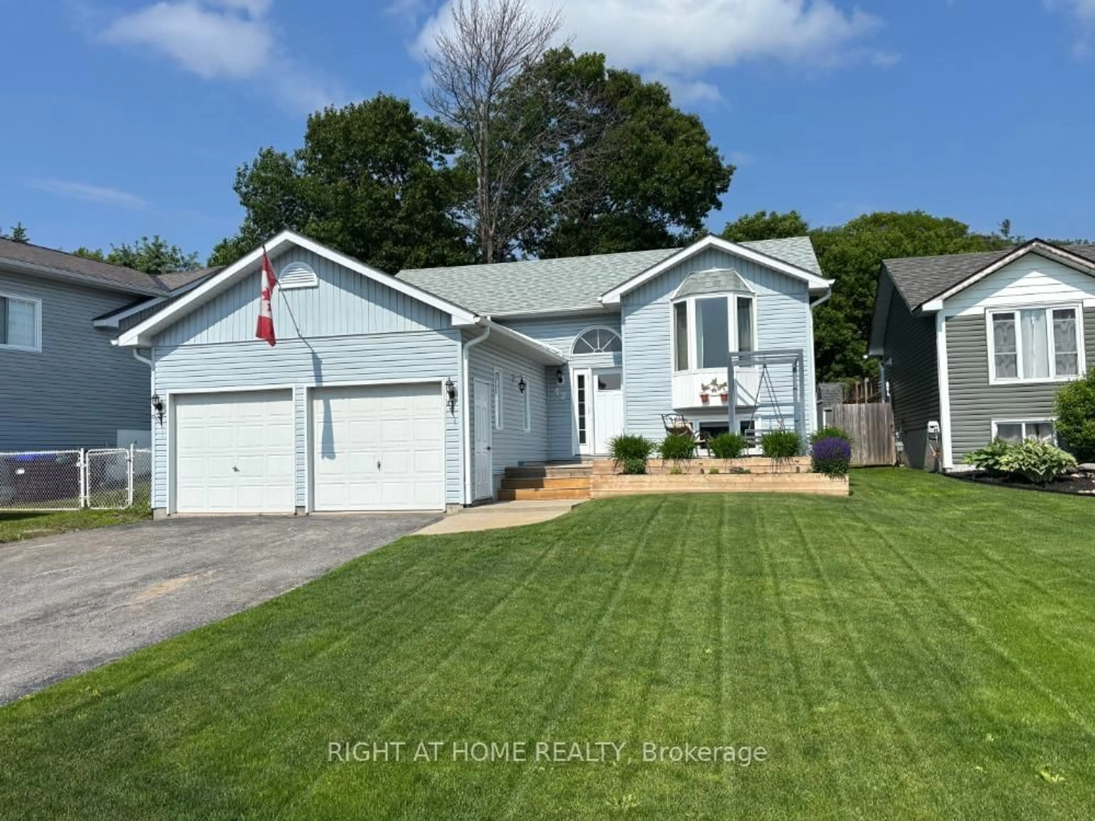Home with vinyl exterior material, street for 42 Byrnes Cres, Penetanguishene Ontario L9M 1V9