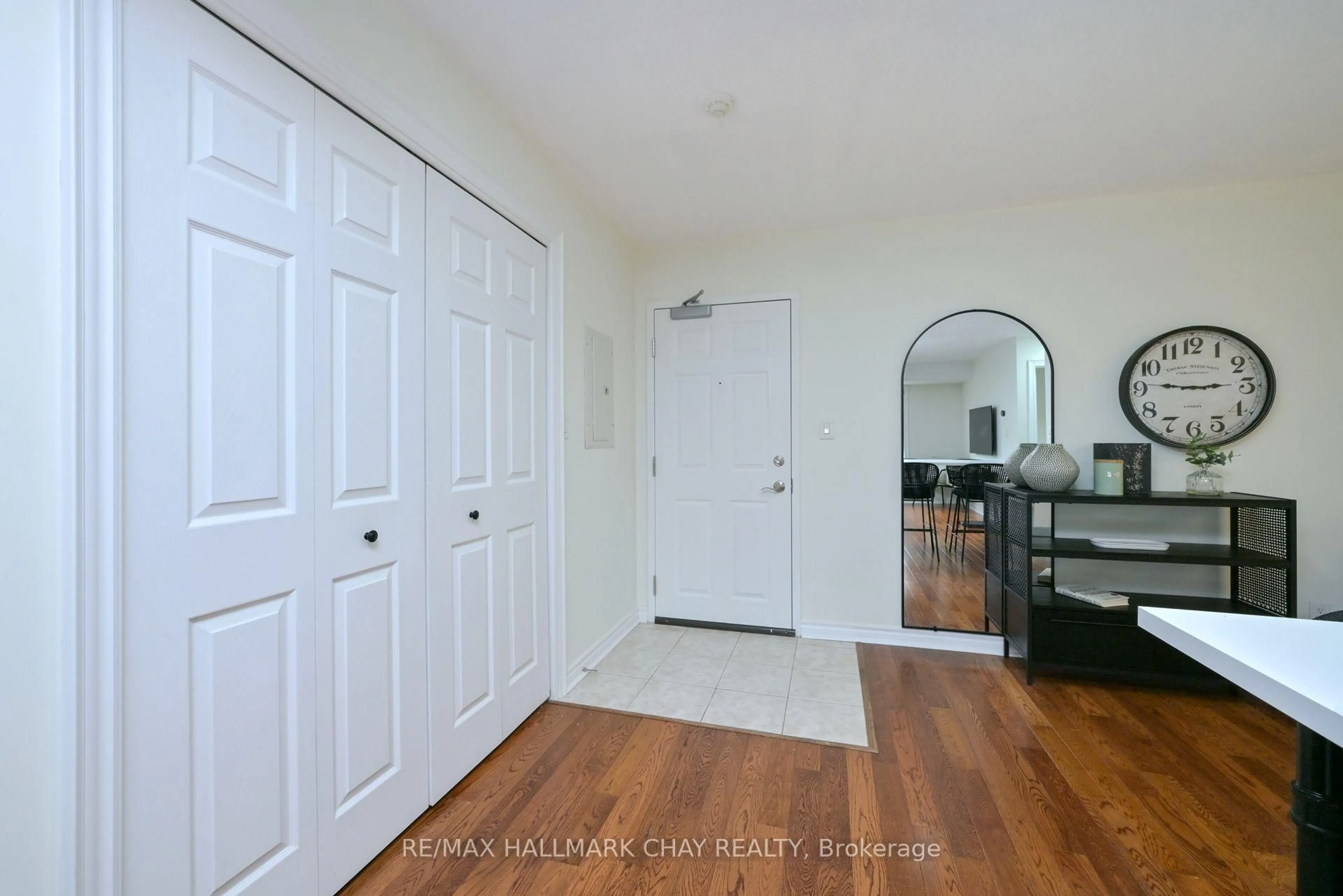 Indoor entryway for 500 Mapleview Dr #308, Barrie Ontario L4N 6C3